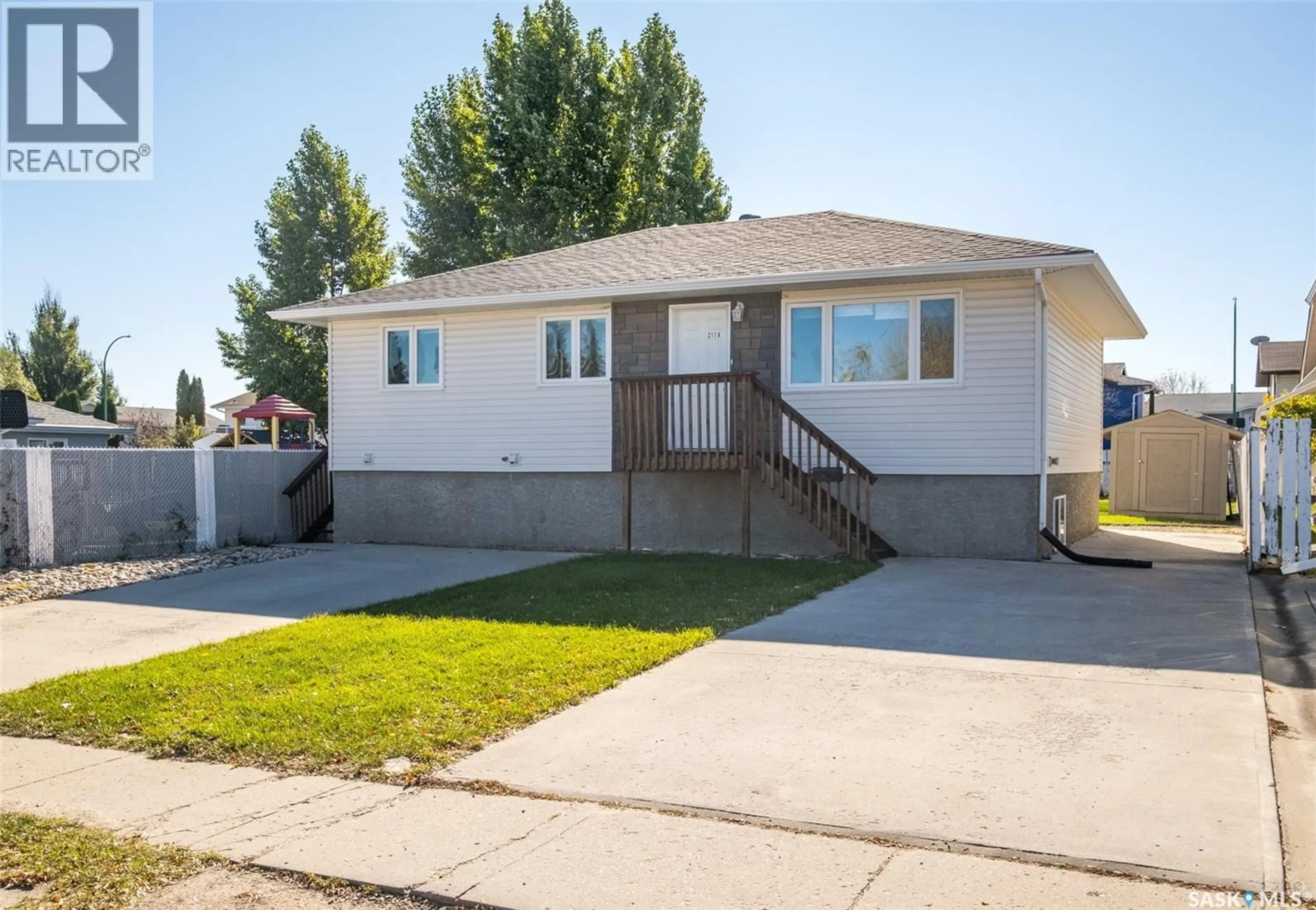 Home with vinyl exterior material, street for 211 31ST STREET, Prince Albert Saskatchewan S6V8A8