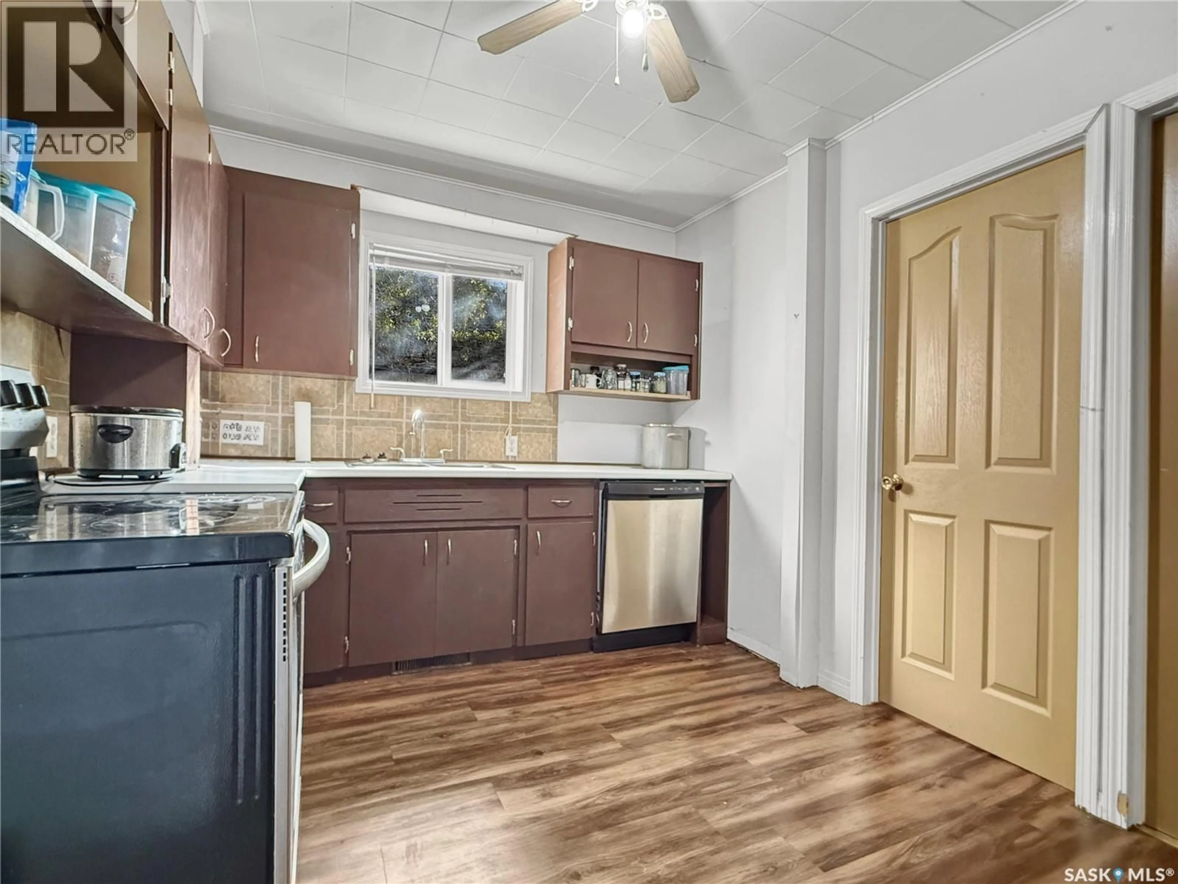 Standard kitchen, unknown for 24 14TH AVENUE, Swift Current Saskatchewan S9H3S2