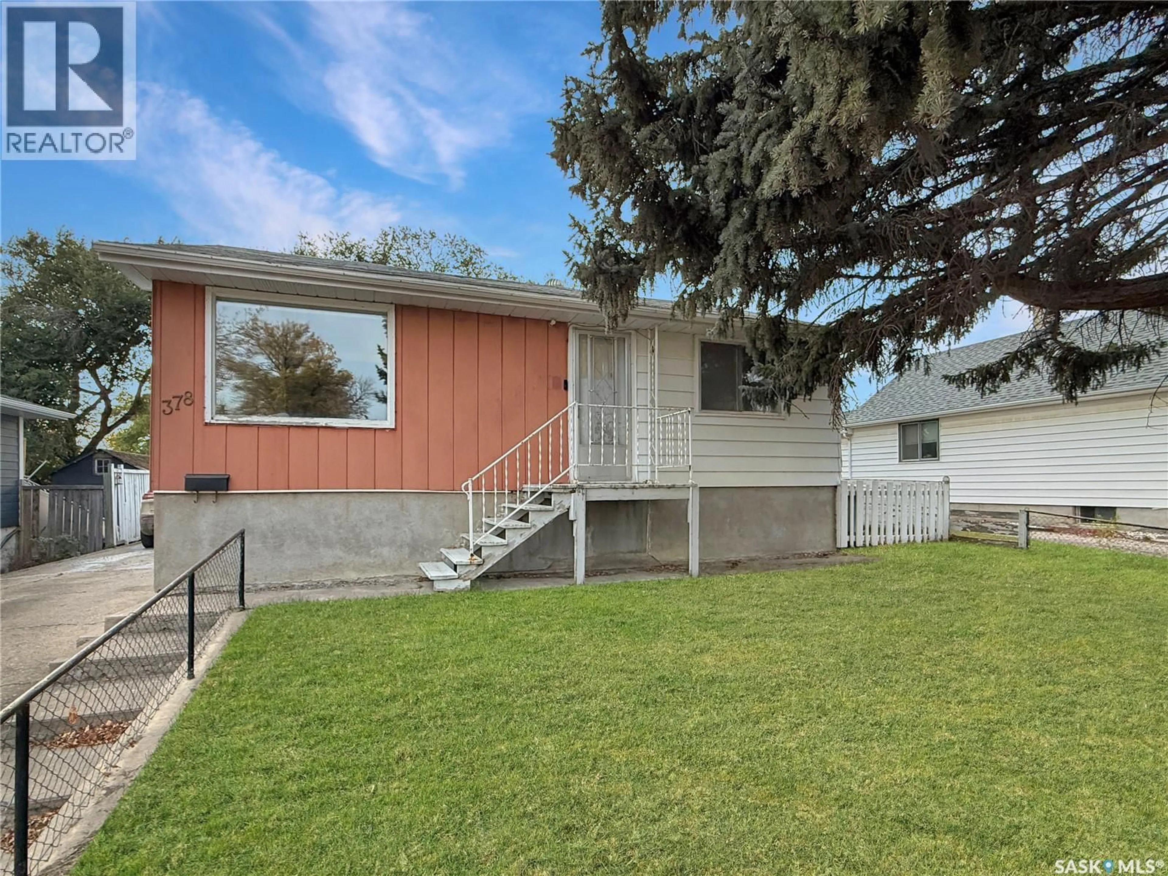 Home with vinyl exterior material, street for 378 9TH AVENUE, Swift Current Saskatchewan S9H1A9