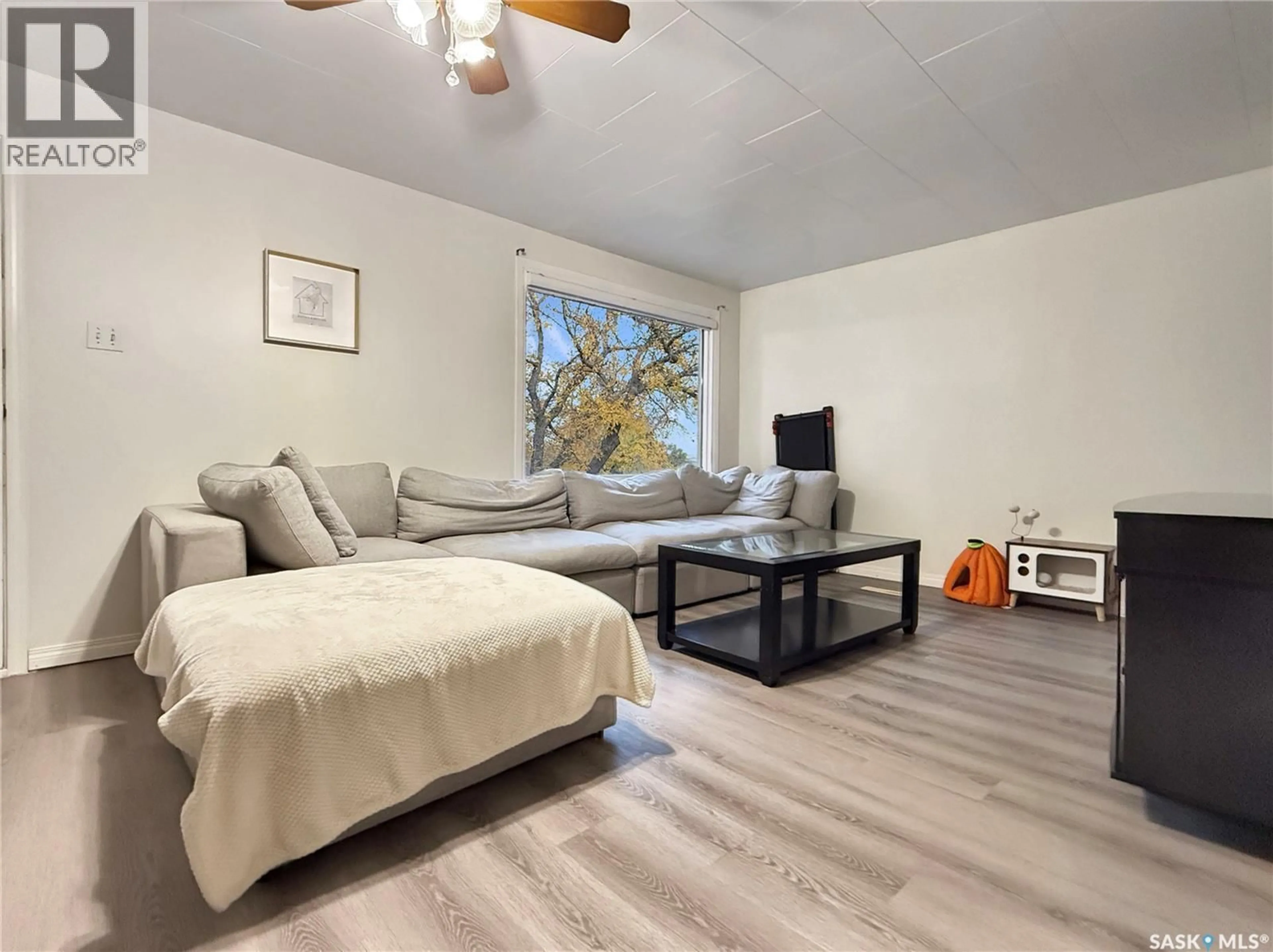 Living room with furniture, wood/laminate floor for 378 9TH AVENUE, Swift Current Saskatchewan S9H1A9