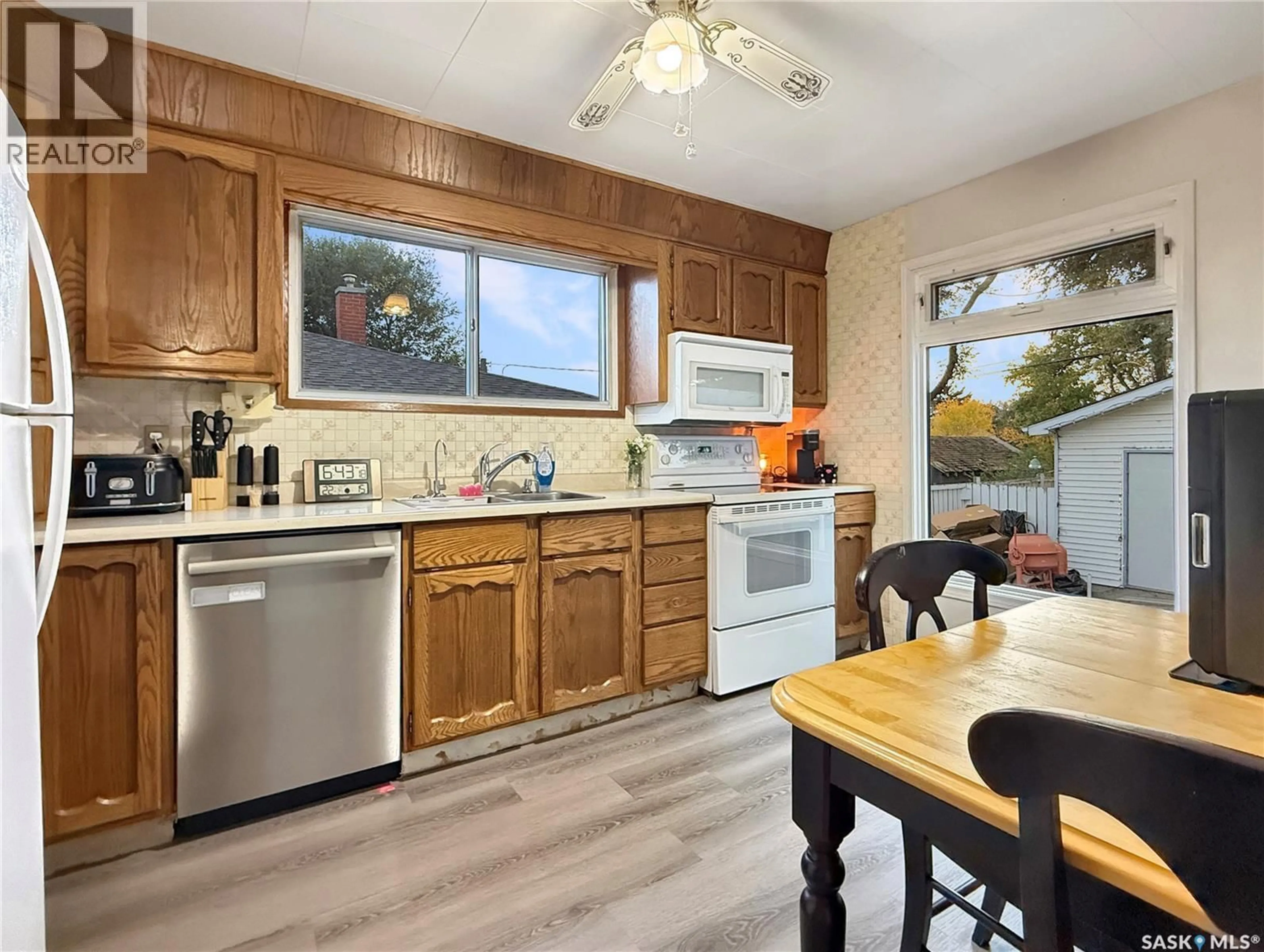 Open concept kitchen, wood/laminate floor for 378 9TH AVENUE, Swift Current Saskatchewan S9H1A9