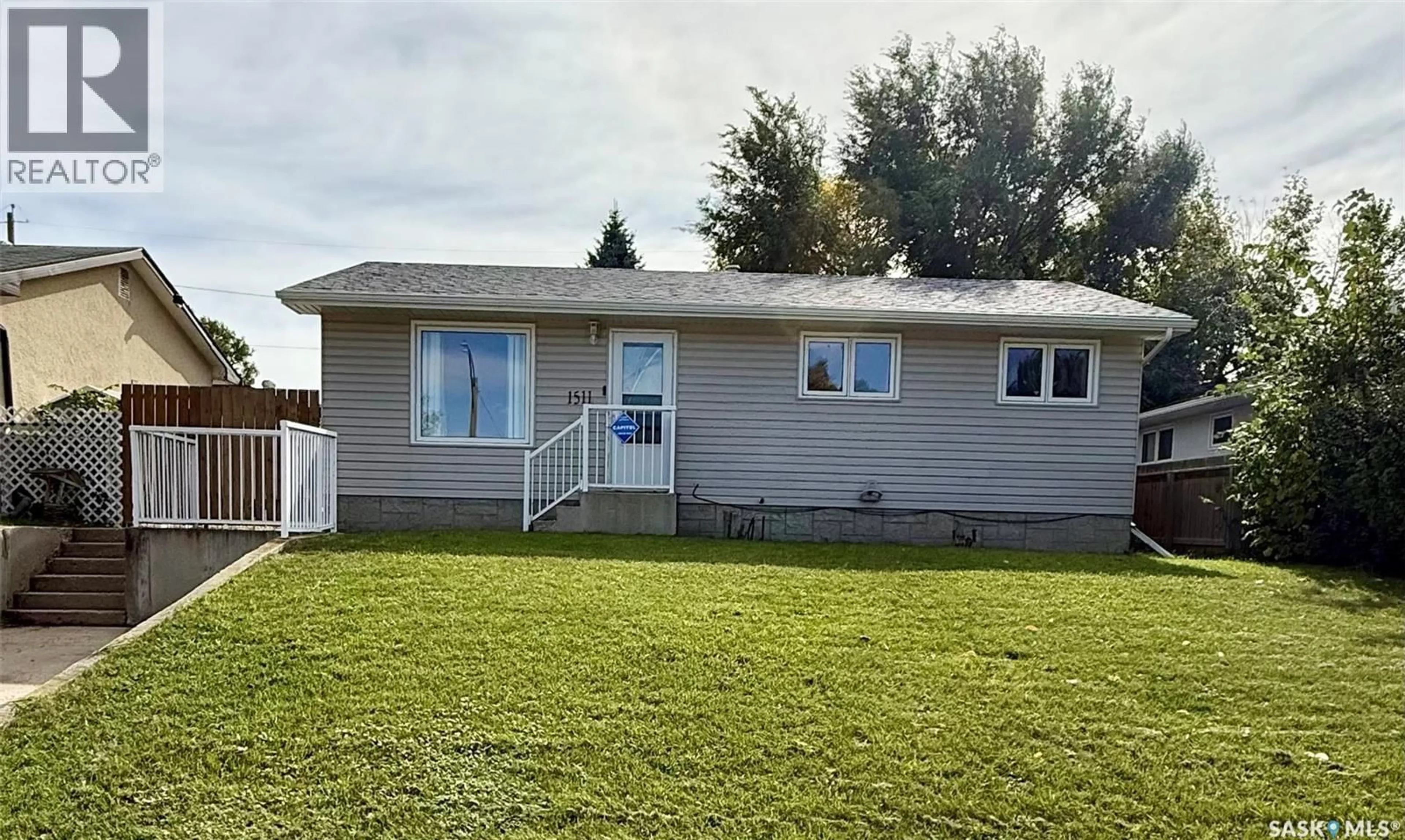 Home with vinyl exterior material, street for 1511 GRANDVIEW STREET, Moose Jaw Saskatchewan S6H6R4