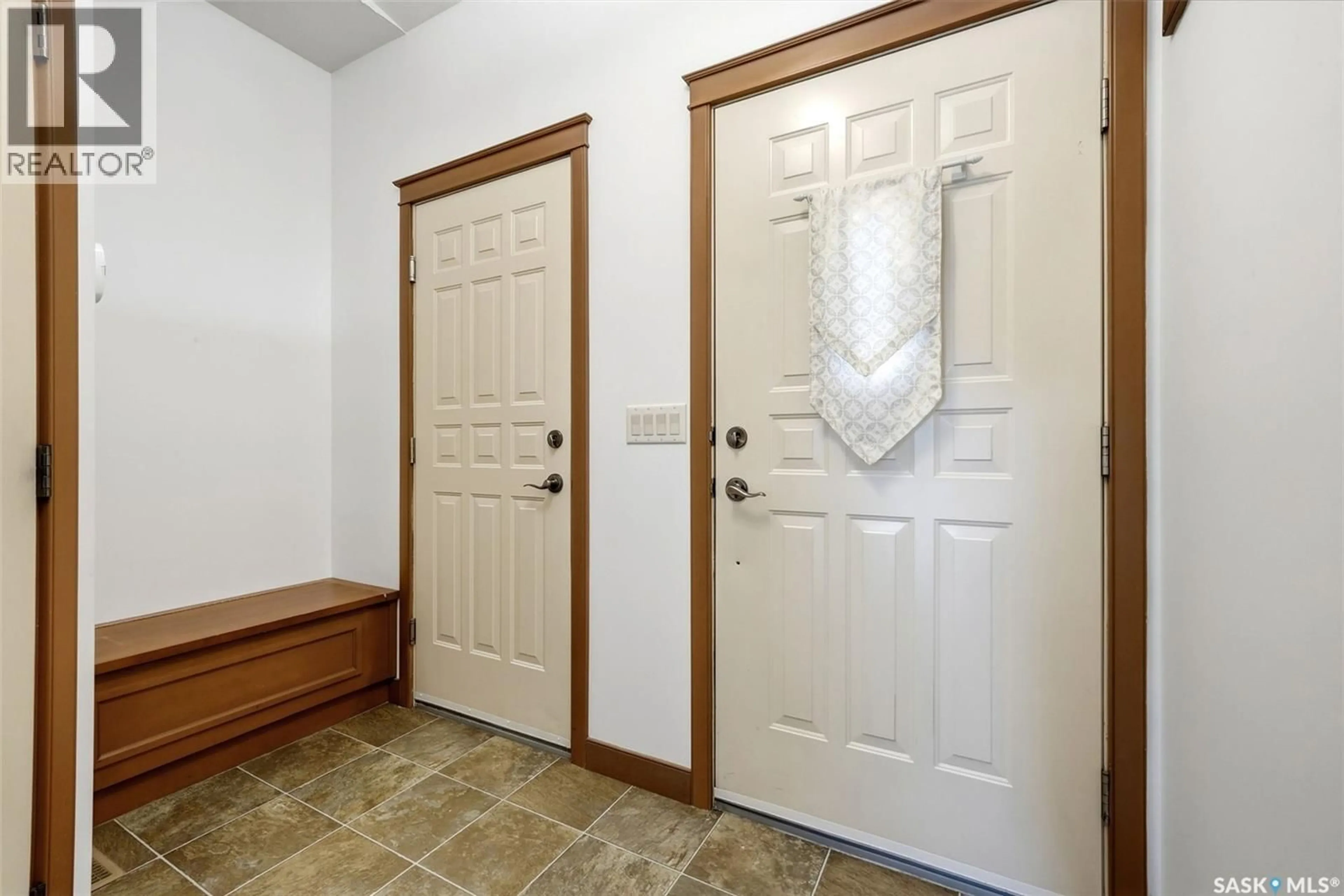 Indoor entryway for 3090 CRANBOURN CRESCENT, Regina Saskatchewan S4V3B3