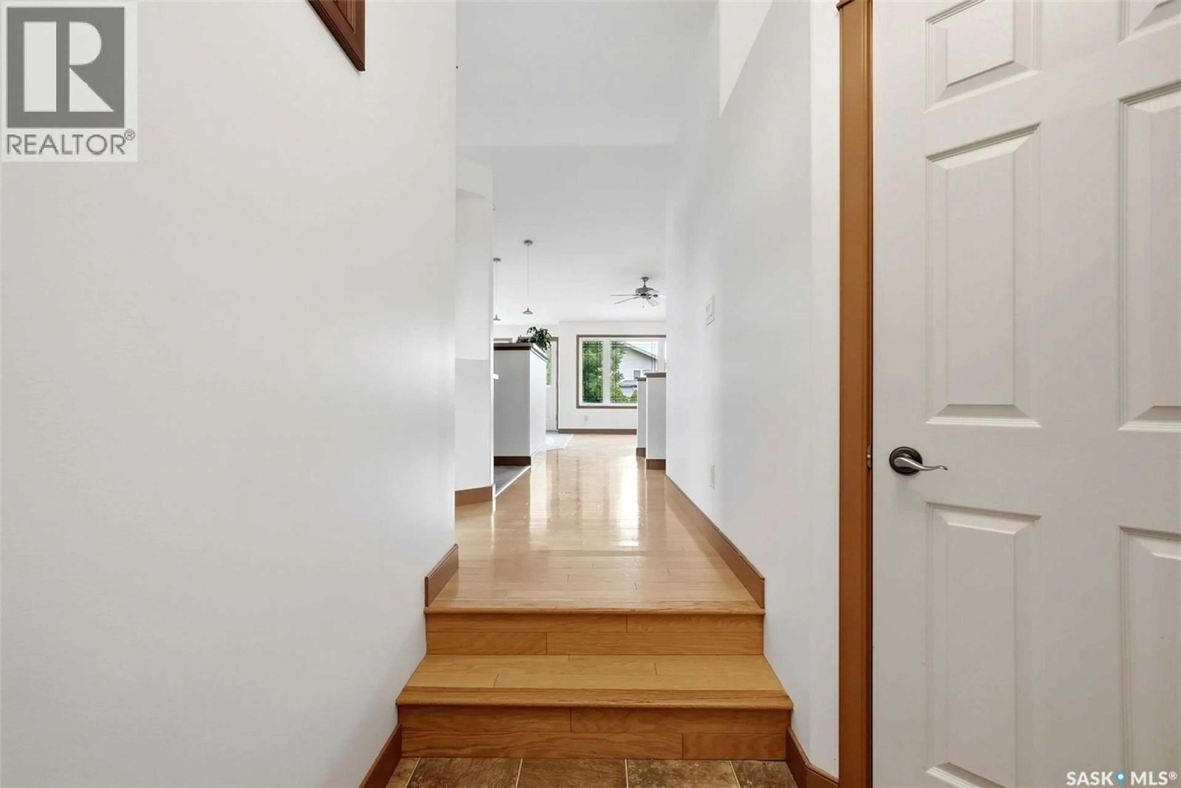 Indoor foyer for 3090 CRANBOURN CRESCENT, Regina Saskatchewan S4V3B3
