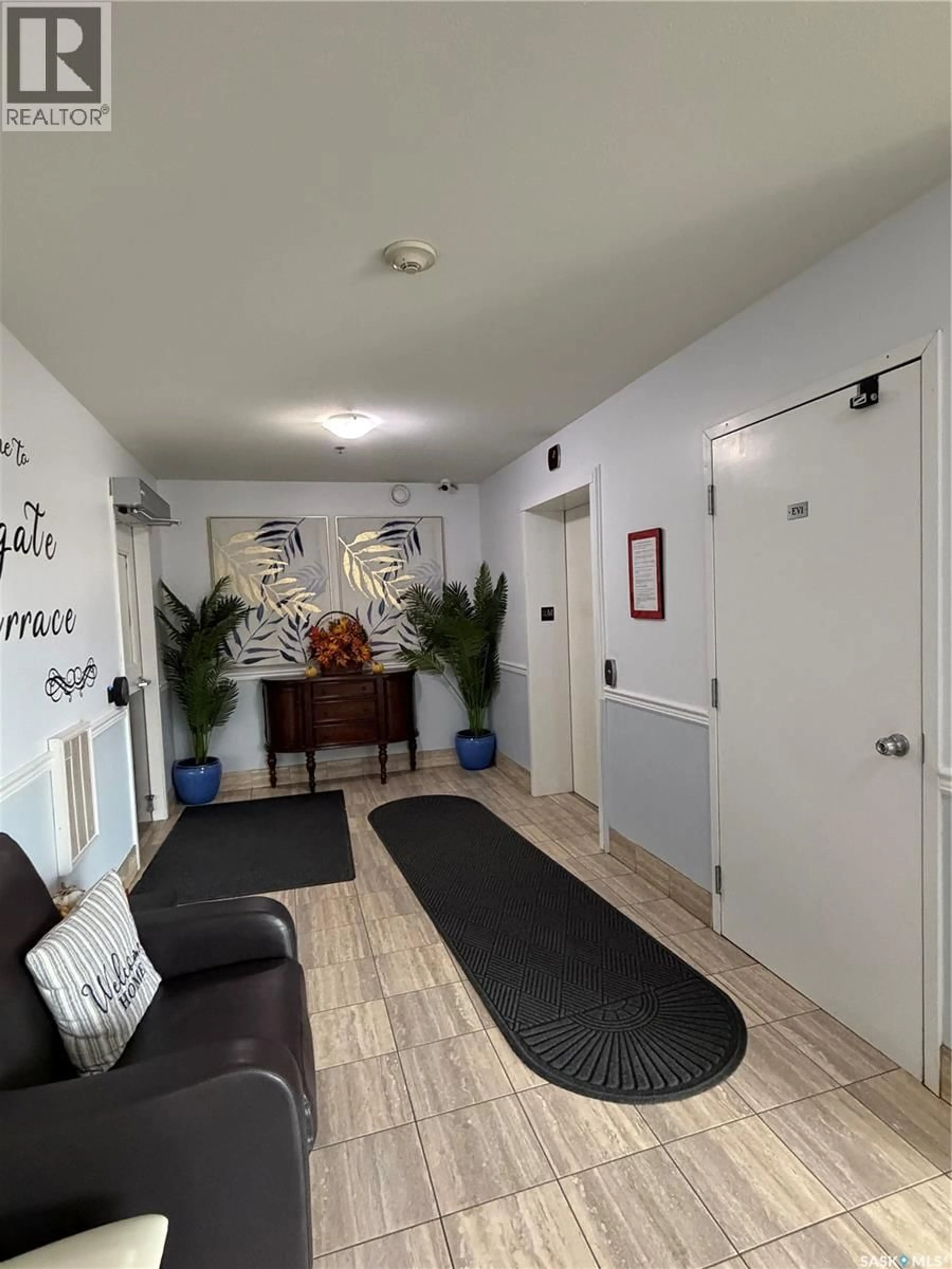 Indoor foyer for 304 - 3730 EASTGATE DRIVE, Regina Saskatchewan S4Z0A1