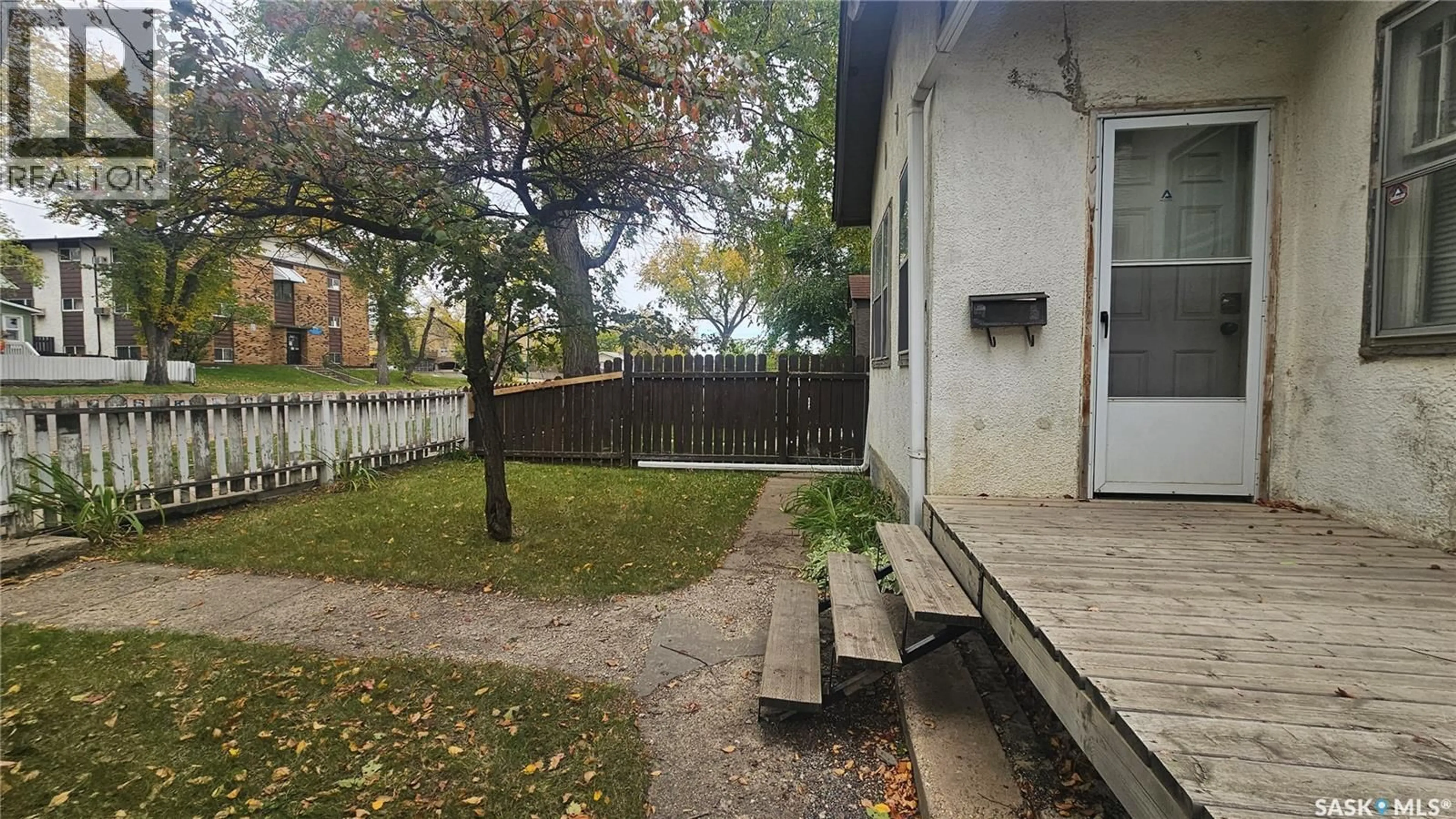 Patio, street for 114 N AVENUE S, Saskatoon Saskatchewan S7M2M7