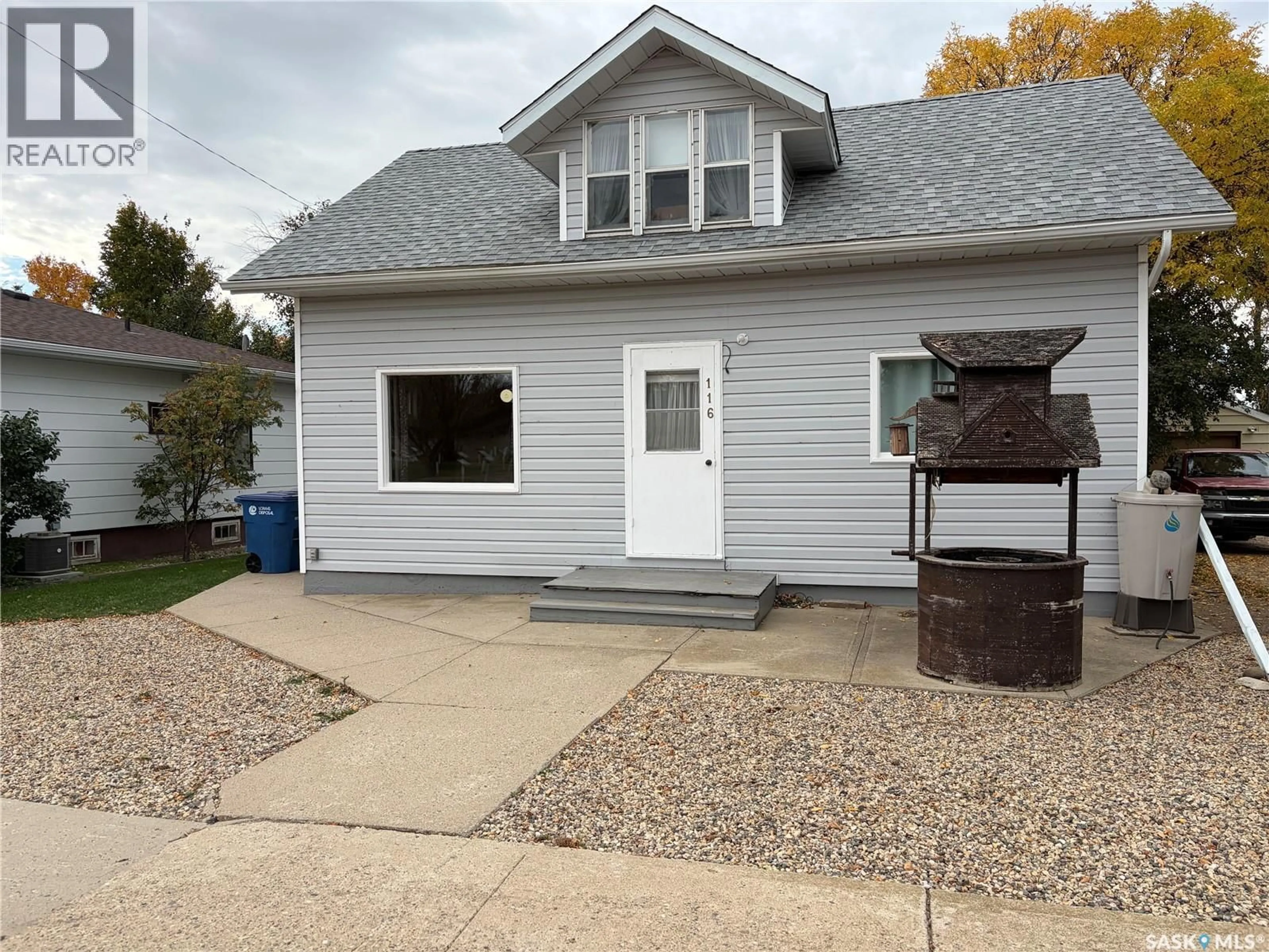 Home with vinyl exterior material, street for 116 5TH AVENUE, Gravelbourg Saskatchewan S0H1X0