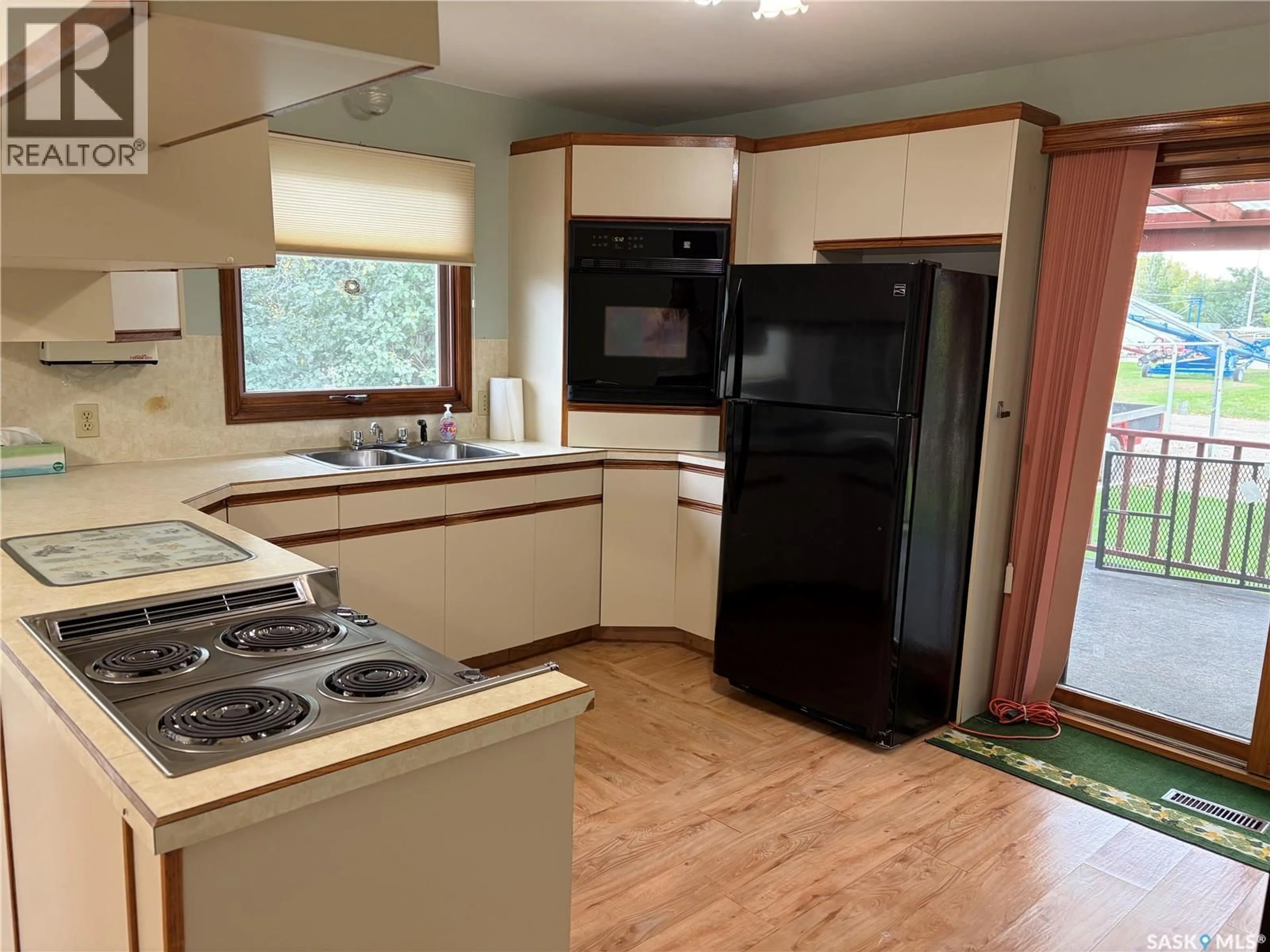Standard kitchen, wood/laminate floor for 116 5TH AVENUE, Gravelbourg Saskatchewan S0H1X0