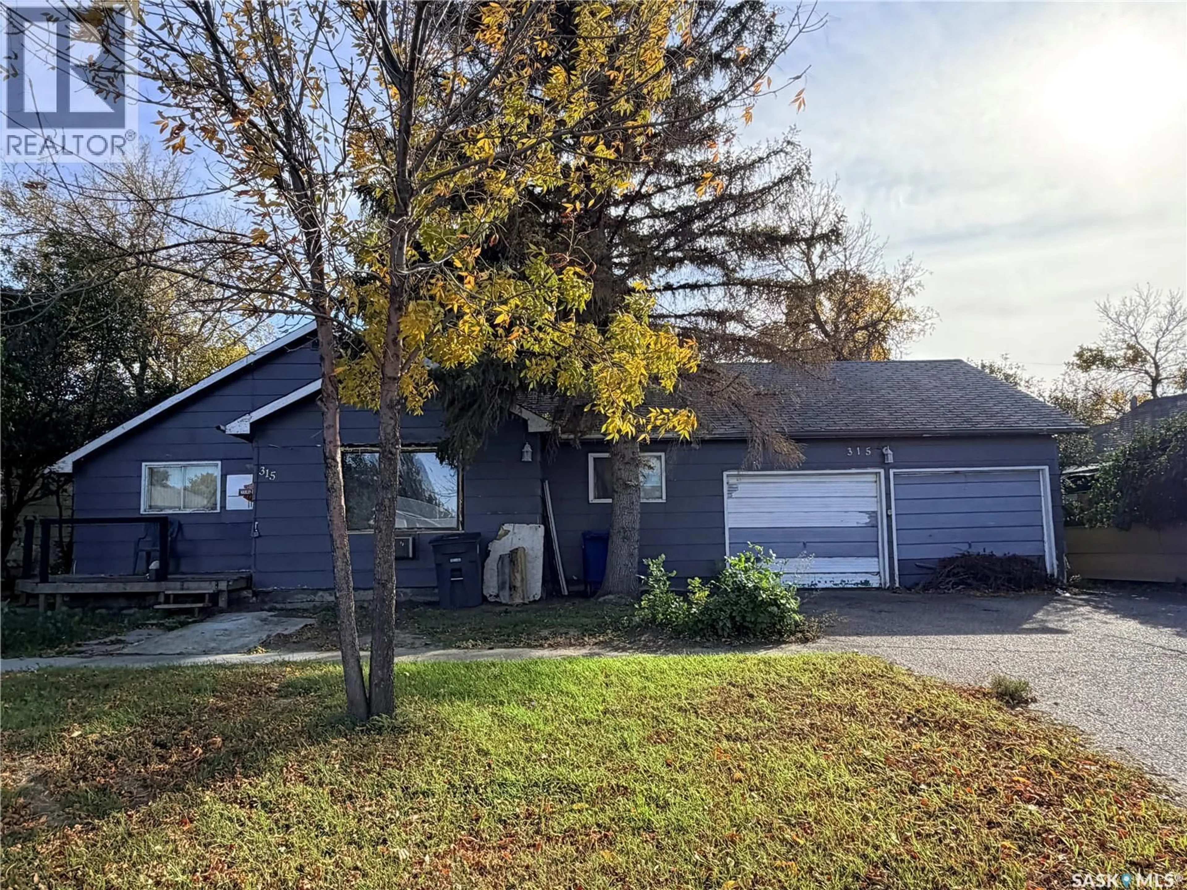 A pic from outside/outdoor area/front of a property/back of a property/a pic from drone, street for 315 3RD AVENUE, Assiniboia Saskatchewan S0H0B0