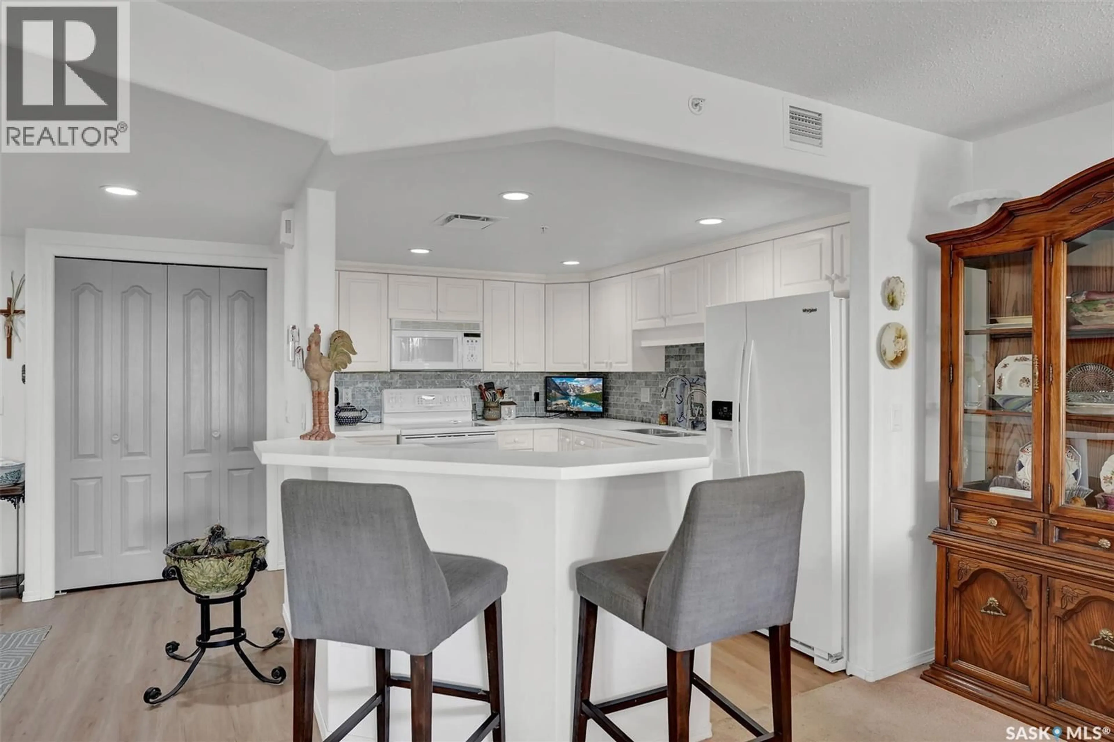 Open concept kitchen, ceramic/tile floor for 3631 - 450 ALBERT STREET, Regina Saskatchewan S4S3P4