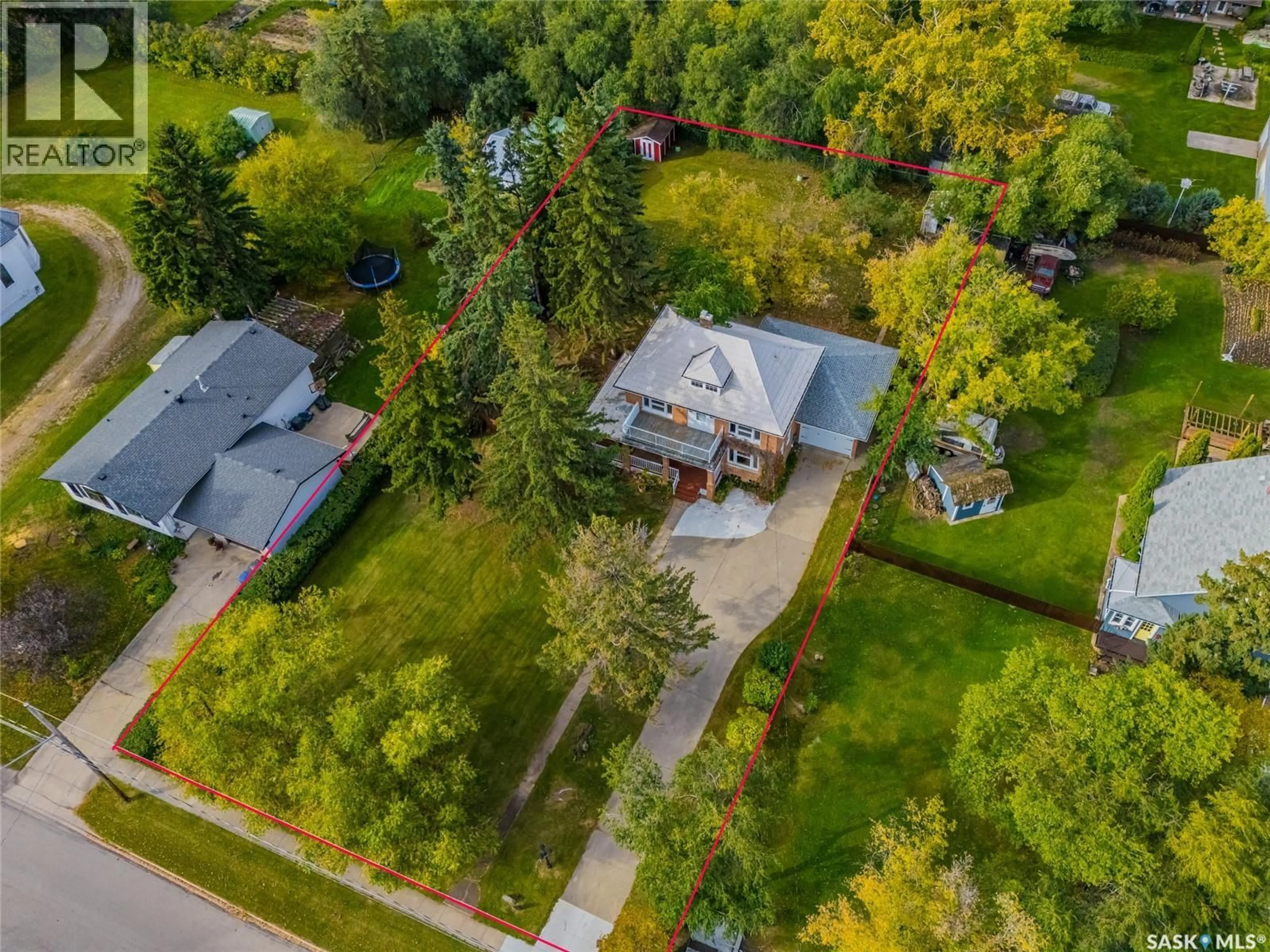 A pic from outside/outdoor area/front of a property/back of a property/a pic from drone, street for 810 4TH AVENUE, Rosthern Saskatchewan S0K3R0