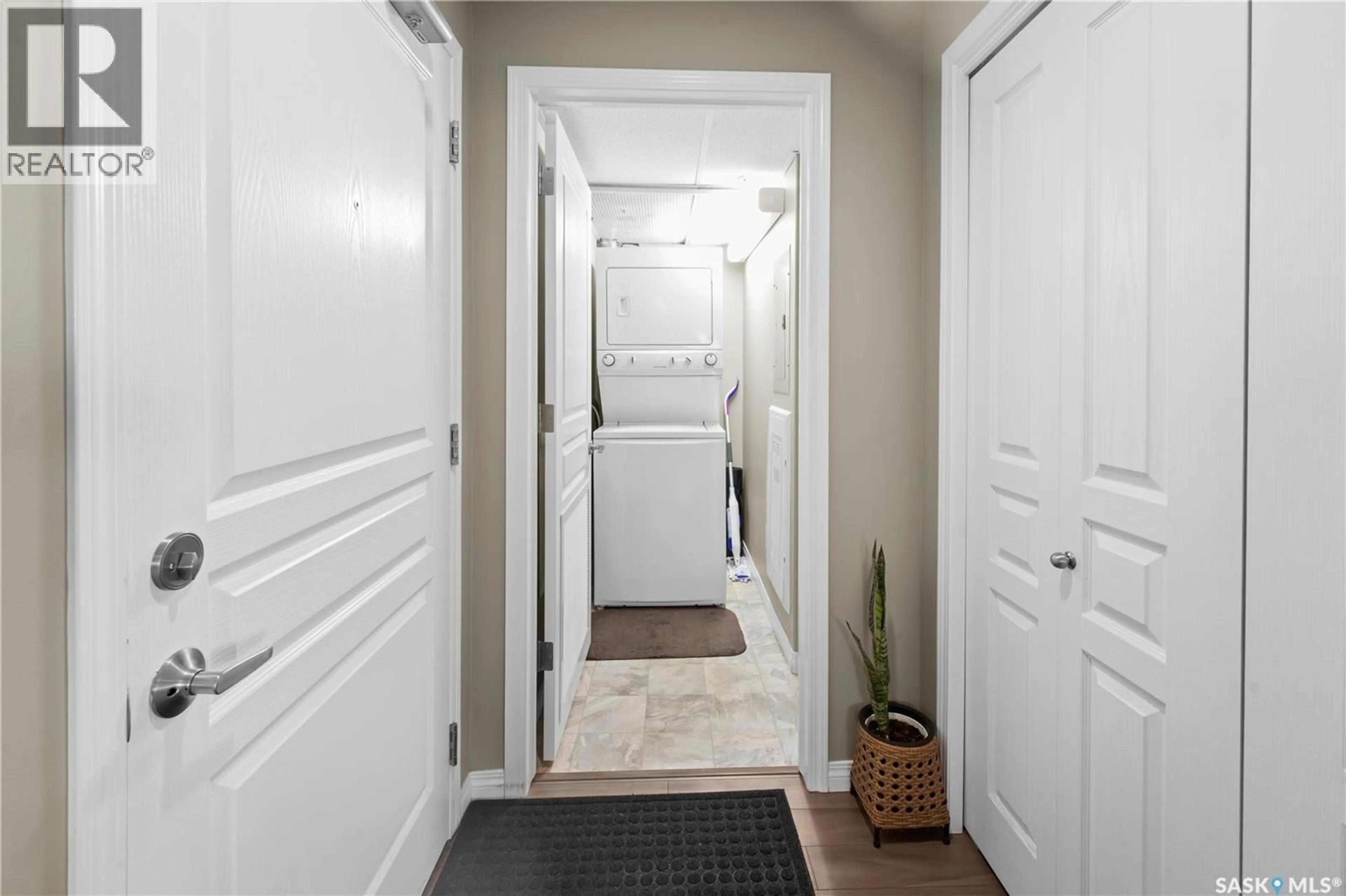 Indoor entryway for 102 - 1111 WILLIS CRESCENT, Saskatoon Saskatchewan S7T0T6