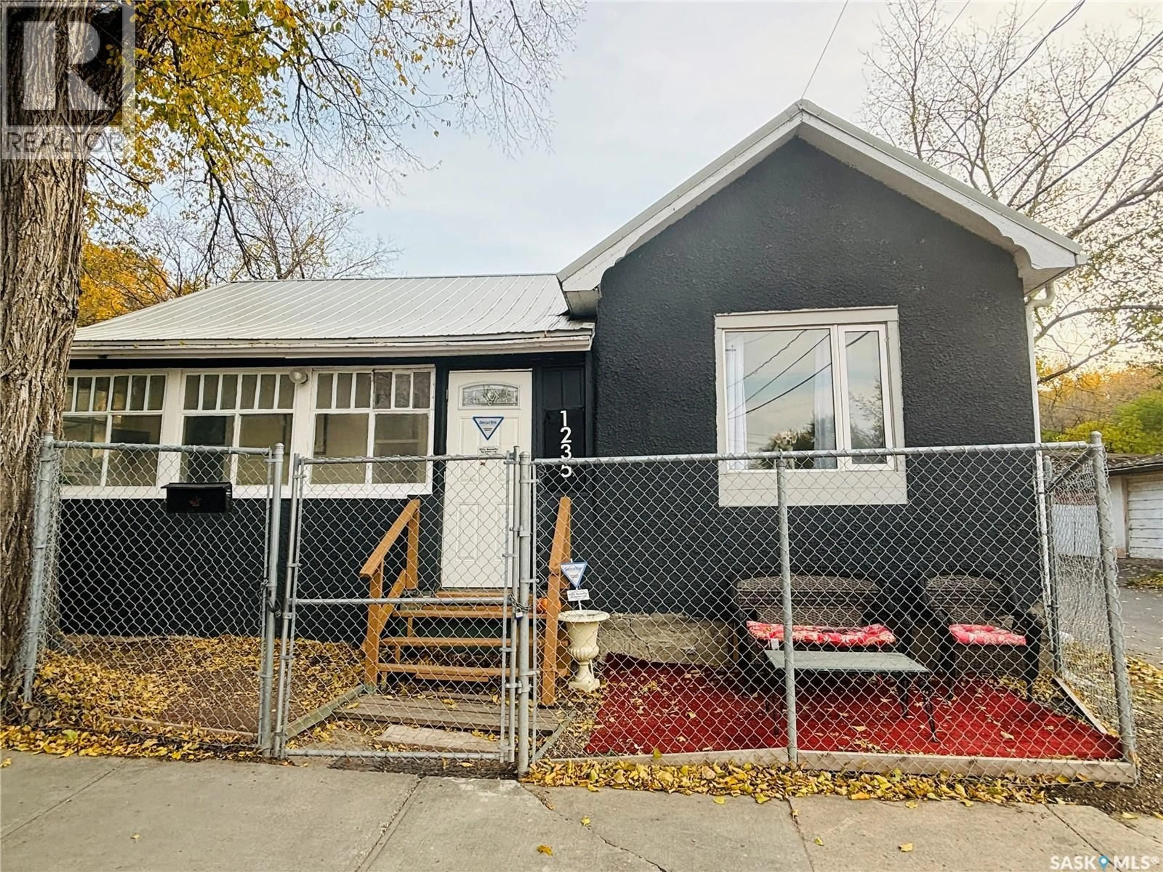 Home with vinyl exterior material, street for 1235 12TH AVENUE, Regina Saskatchewan S4P0L2