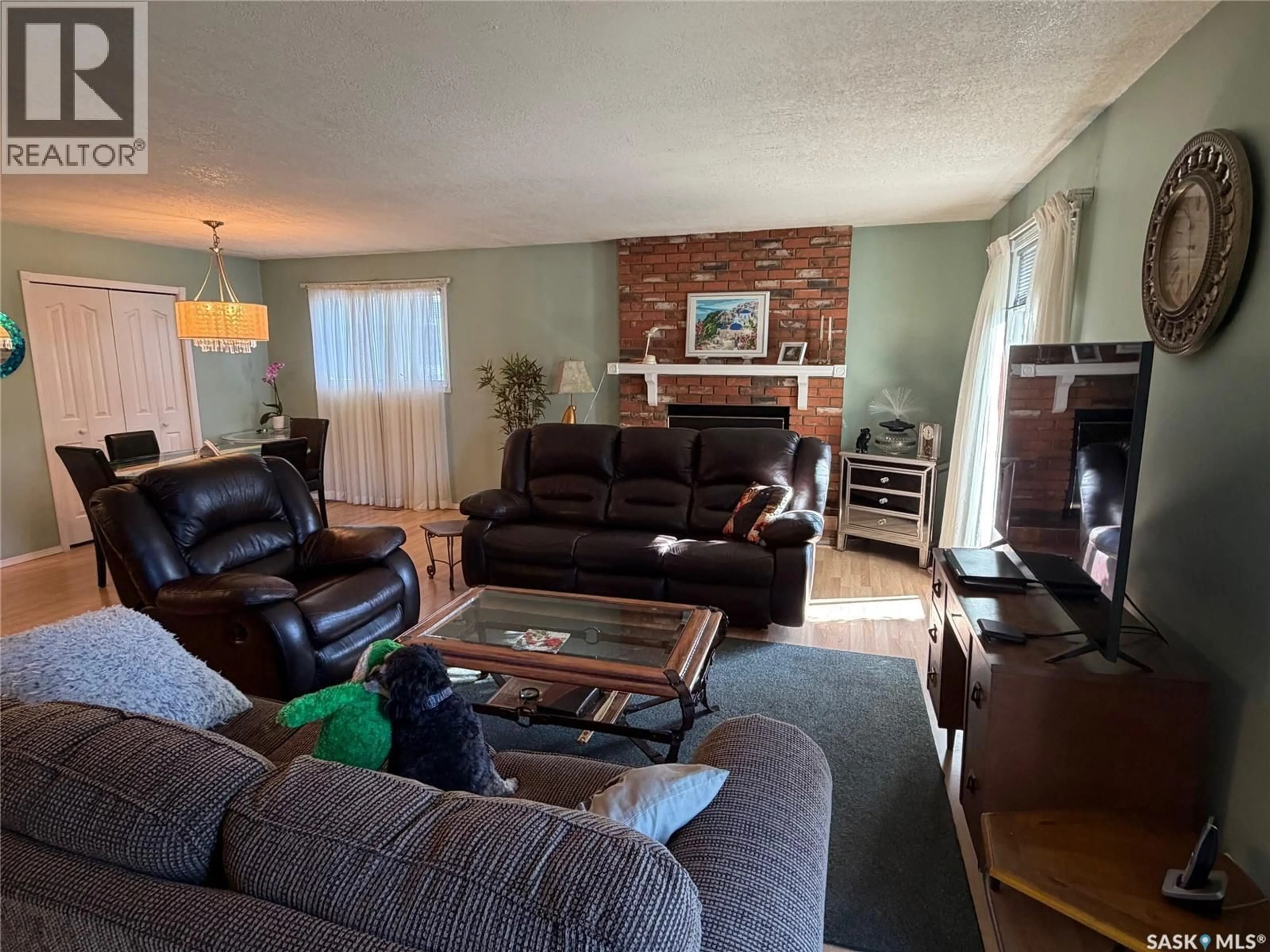 Living room with furniture, unknown for 422 MANNING LANE, Saskatoon Saskatchewan S7L6J8