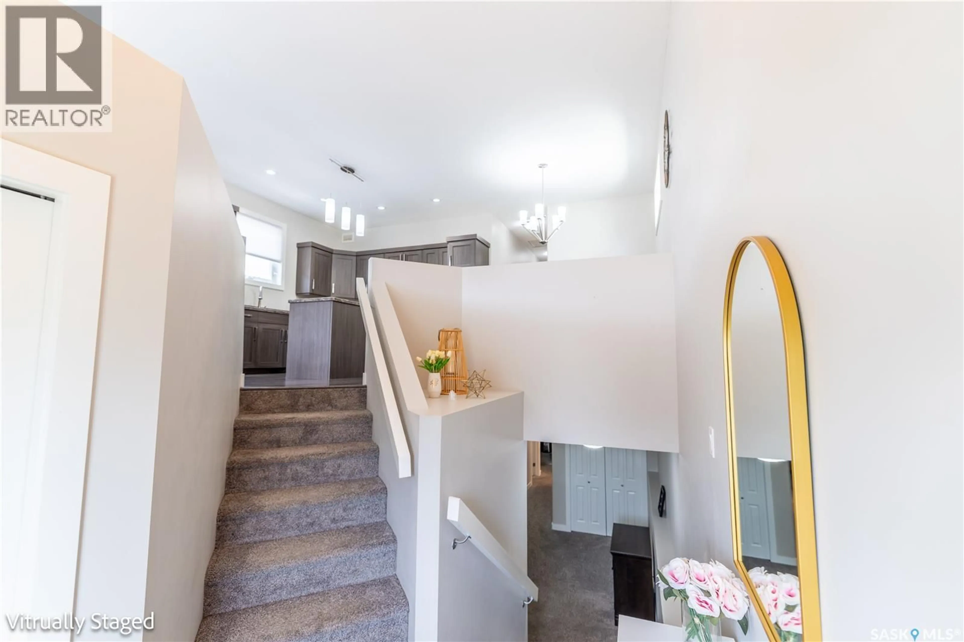 Indoor foyer for 70 BRIGHAM ROAD, Moose Jaw Saskatchewan S6K0A7