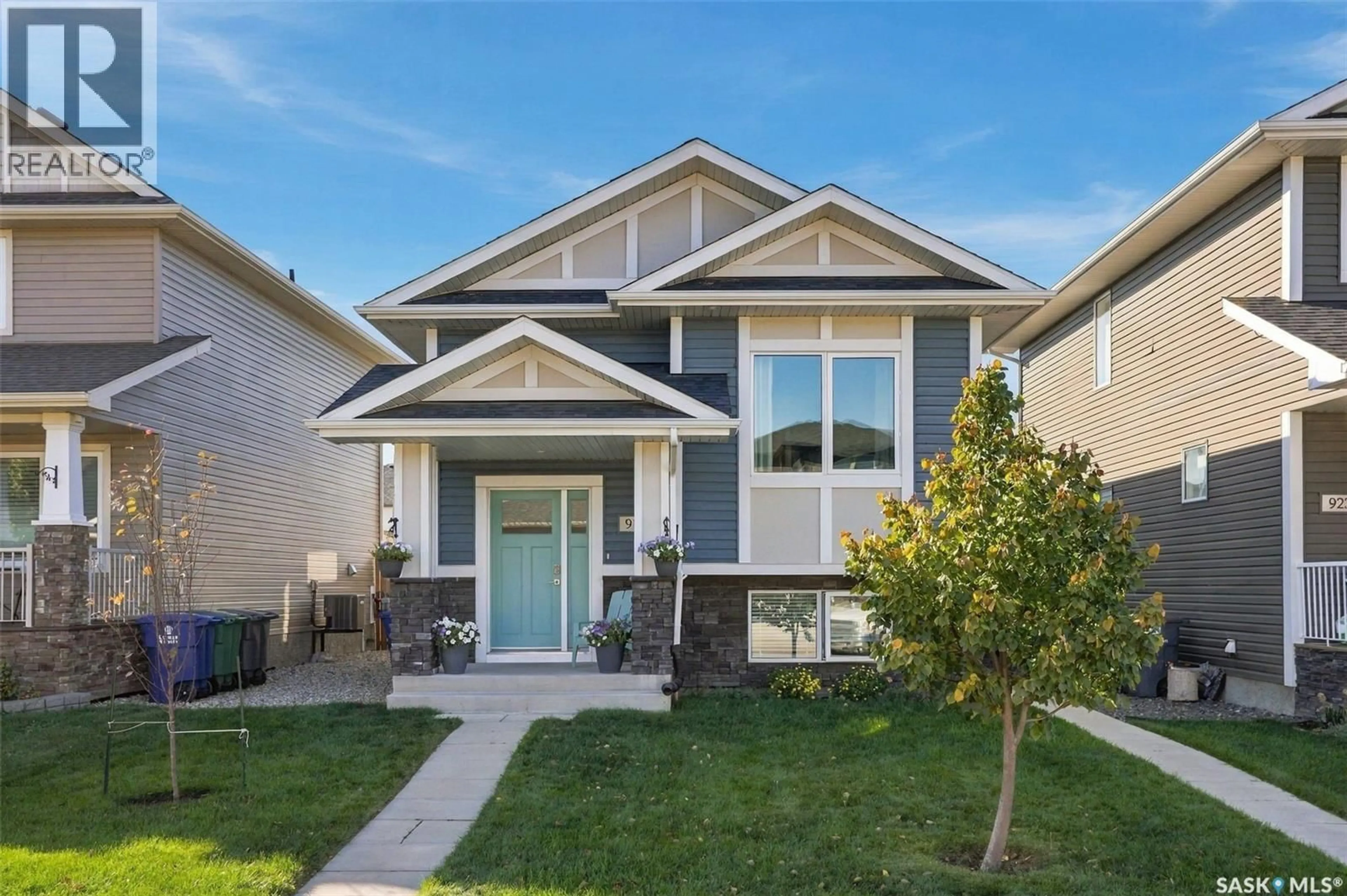 Home with vinyl exterior material, street for 919 KOLYNCHUK BEND, Saskatoon Saskatchewan S7T0V9