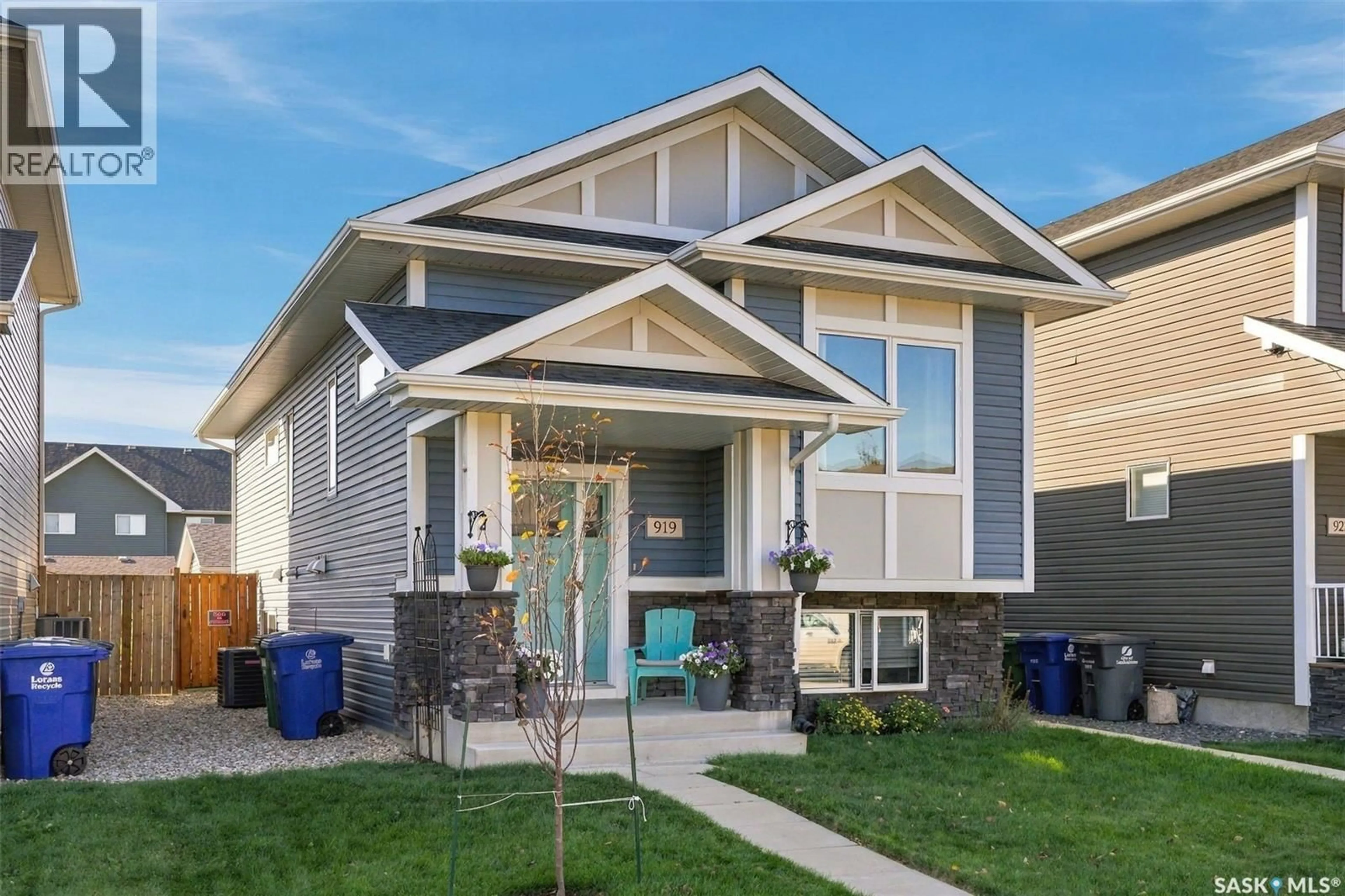 Home with vinyl exterior material, street for 919 KOLYNCHUK BEND, Saskatoon Saskatchewan S7T0V9