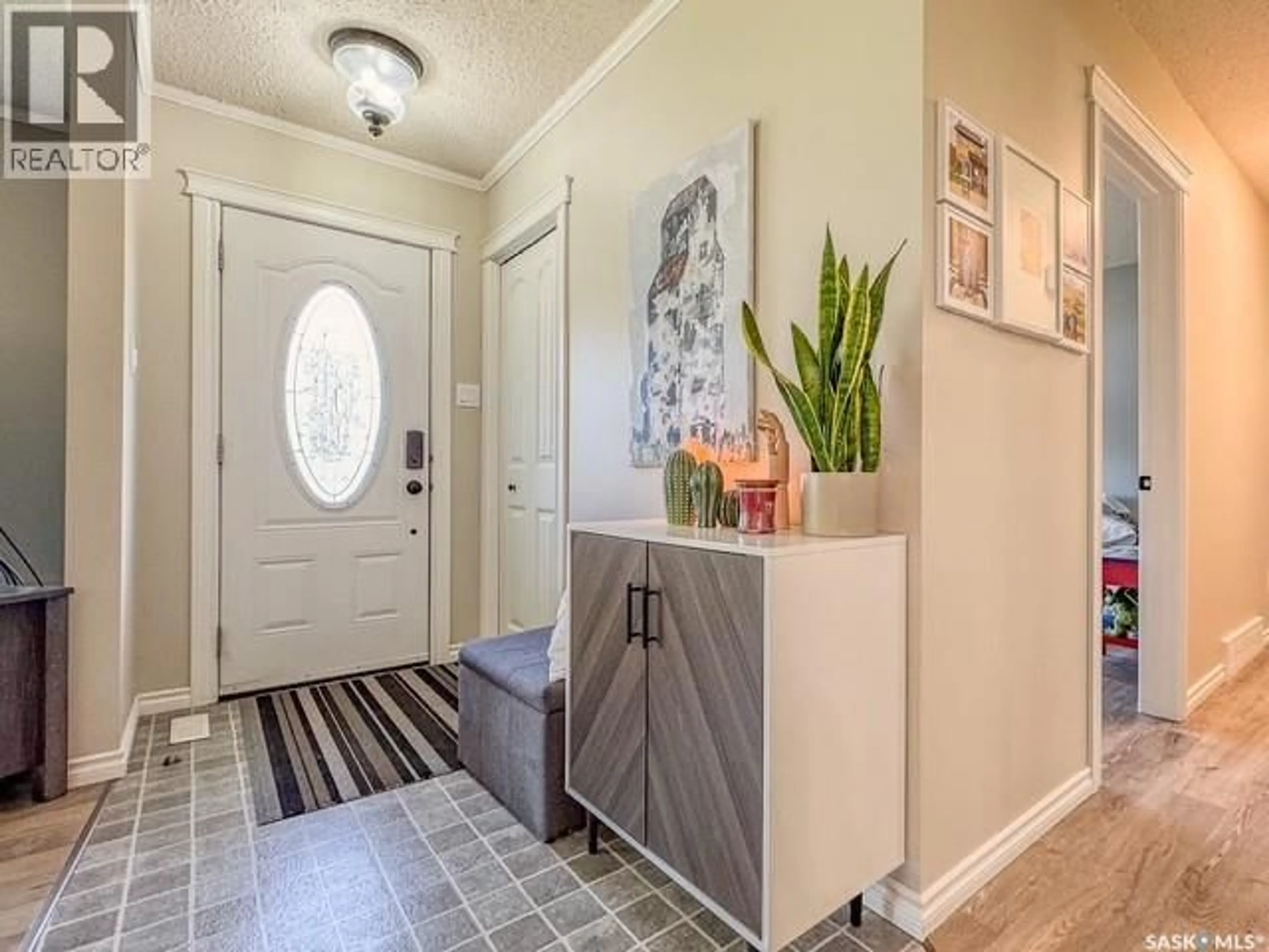 Indoor entryway for 31 BURKE CRESCENT, Swift Current Saskatchewan S9H4E4