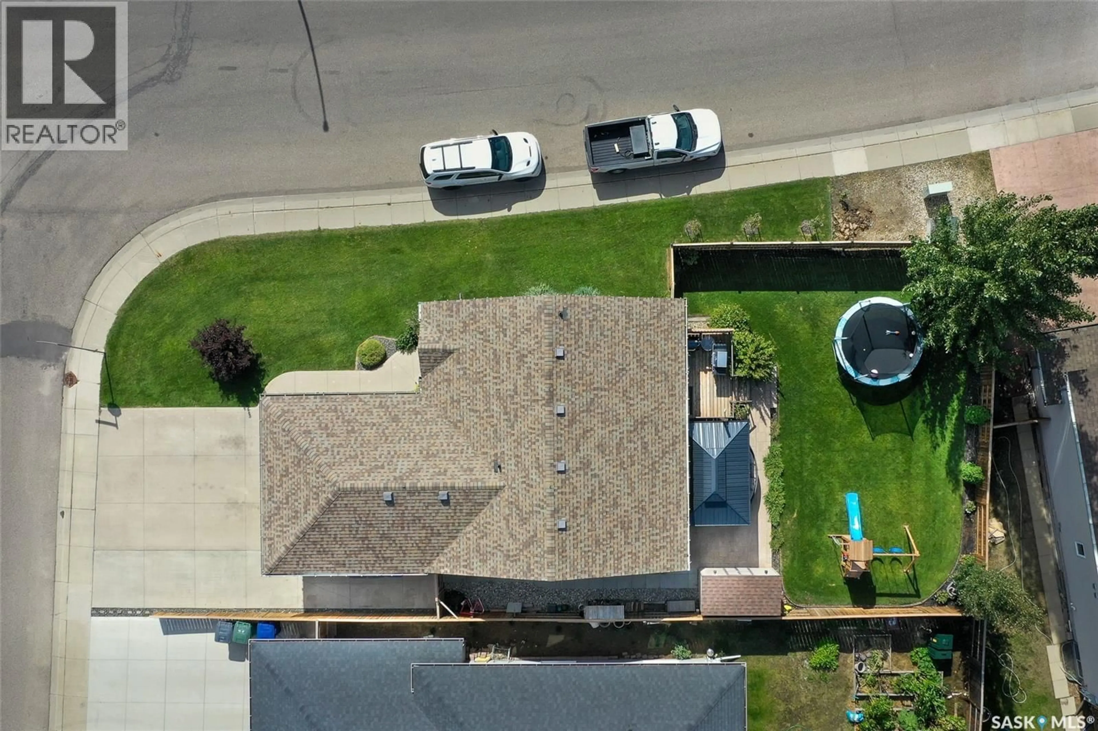 A pic from outside/outdoor area/front of a property/back of a property/a pic from drone, street for 1130 KOROL GREEN, Saskatoon Saskatchewan S7R0E5