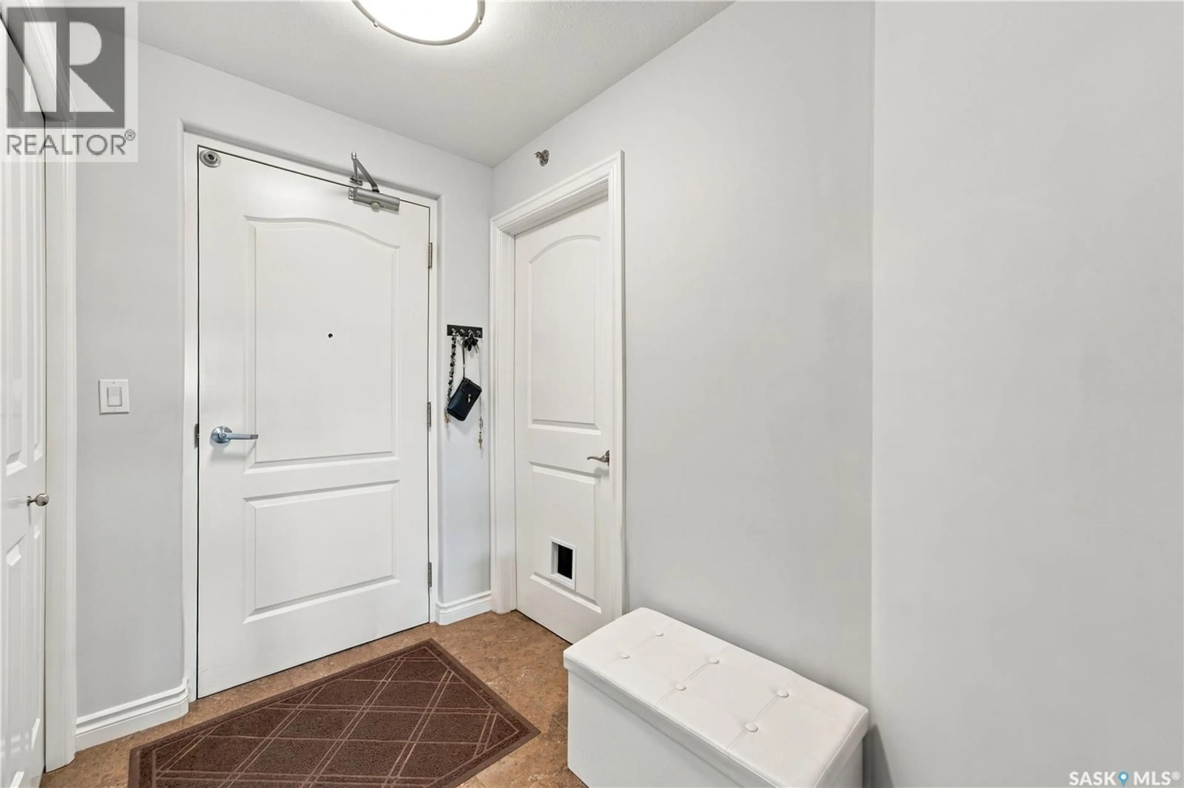 Indoor entryway for 404 PINEHOUSE DRIVE, Saskatoon Saskatchewan S7K6N9