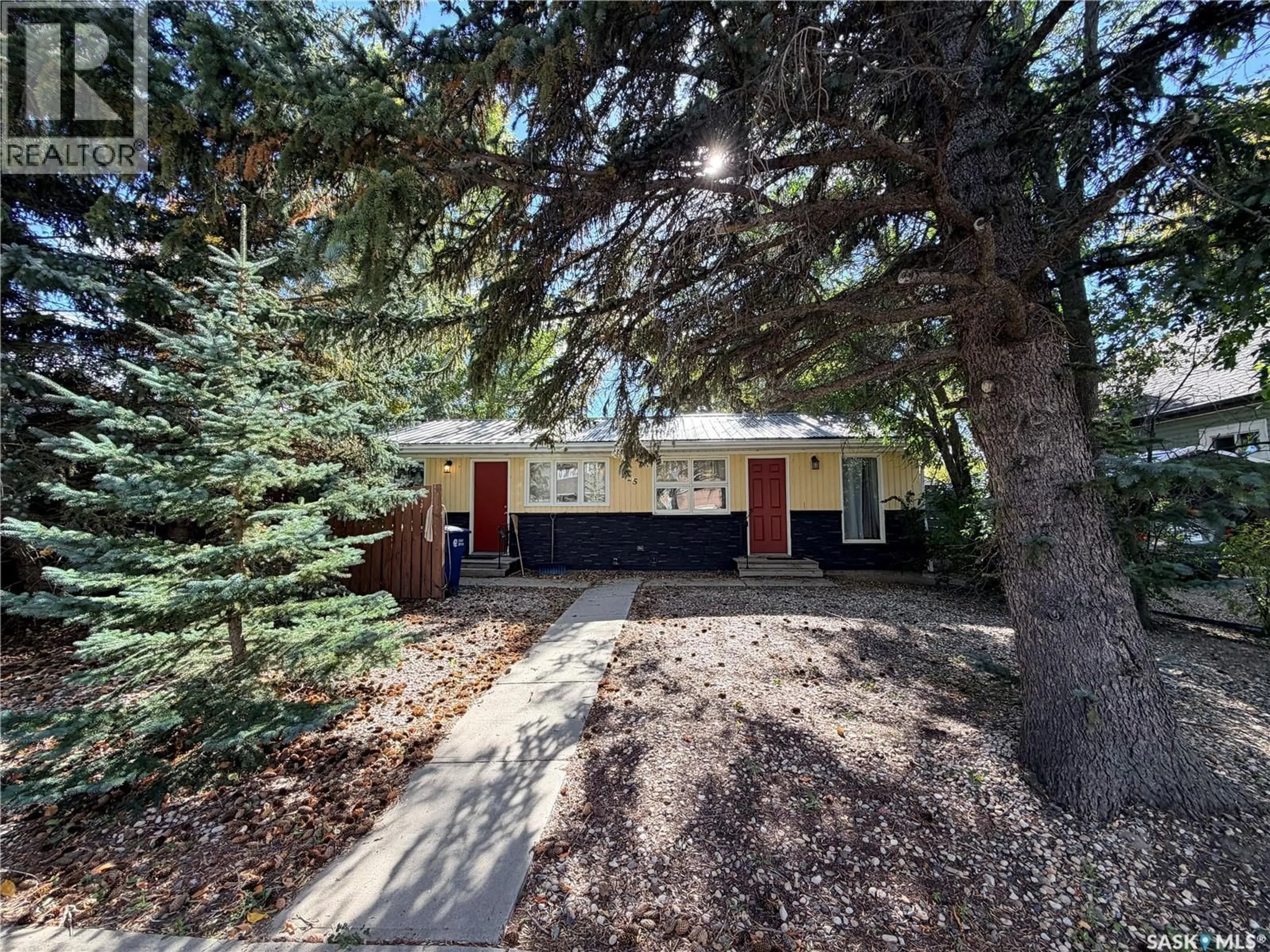 A pic from outside/outdoor area/front of a property/back of a property/a pic from drone, street for 225 5TH AVENUE, Assiniboia Saskatchewan S0H0B0