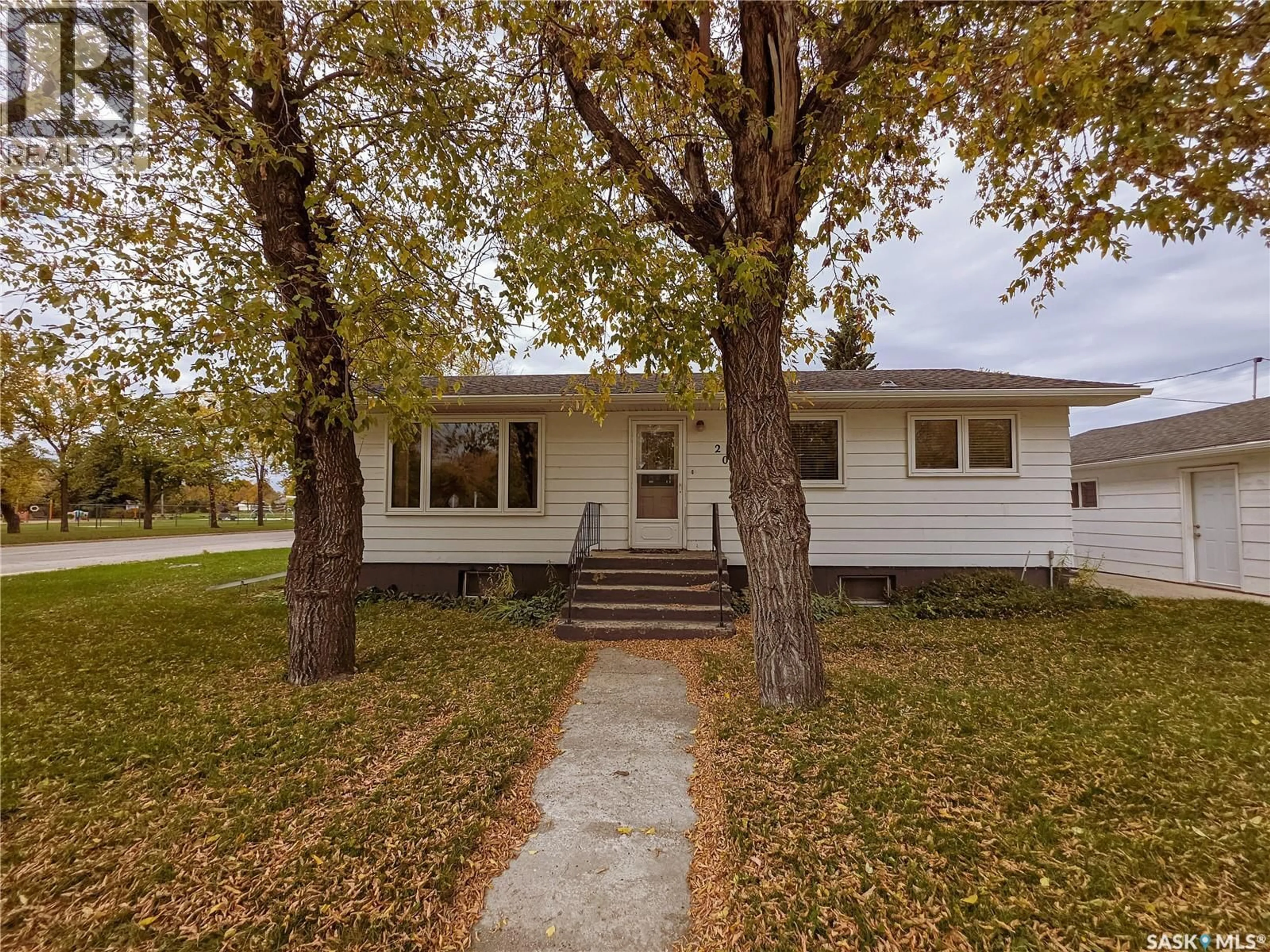 Home with vinyl exterior material, street for 202 7TH AVENUE, Melville Saskatchewan S0A2P0