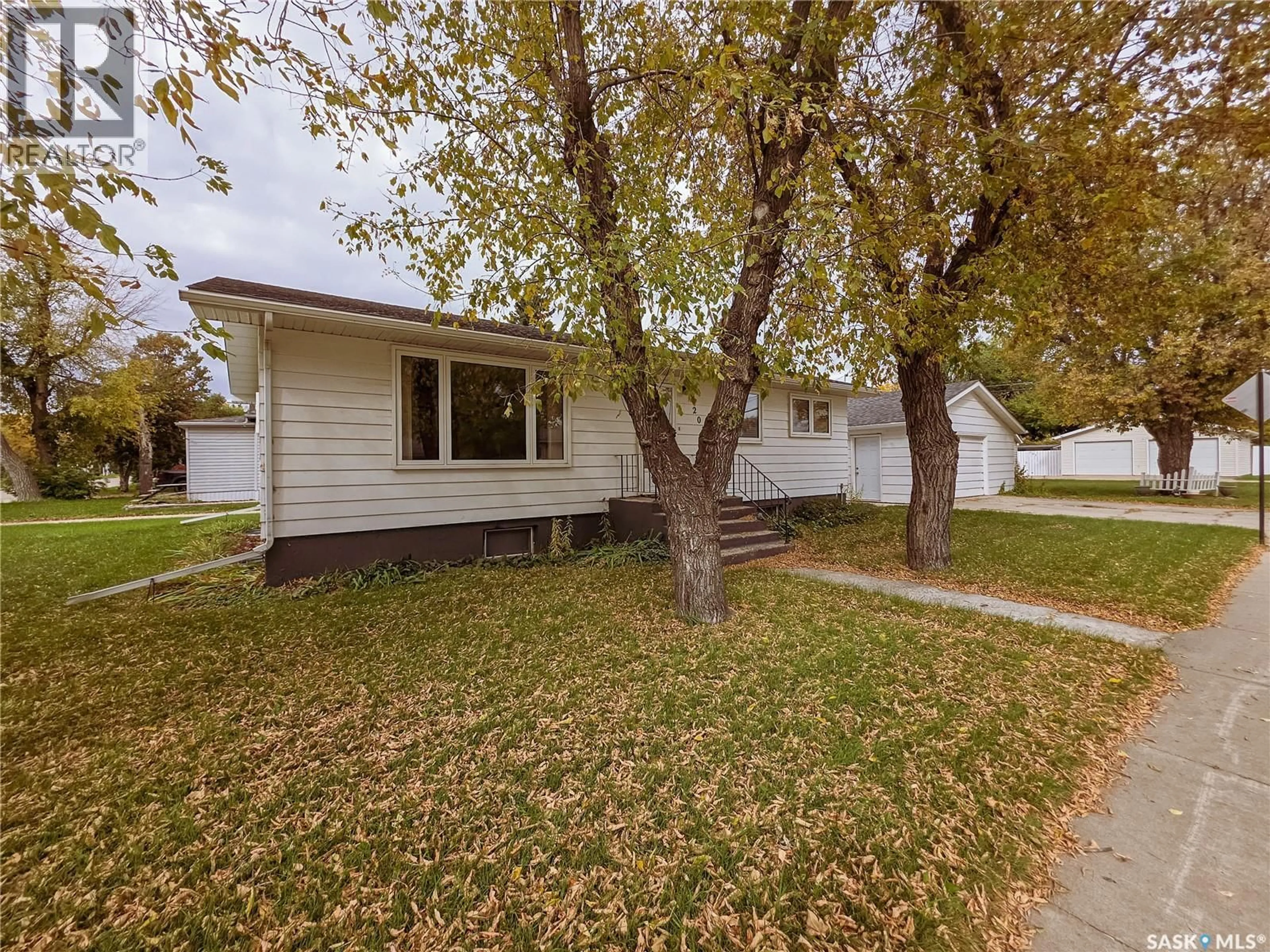Home with vinyl exterior material, street for 202 7TH AVENUE, Melville Saskatchewan S0A2P0