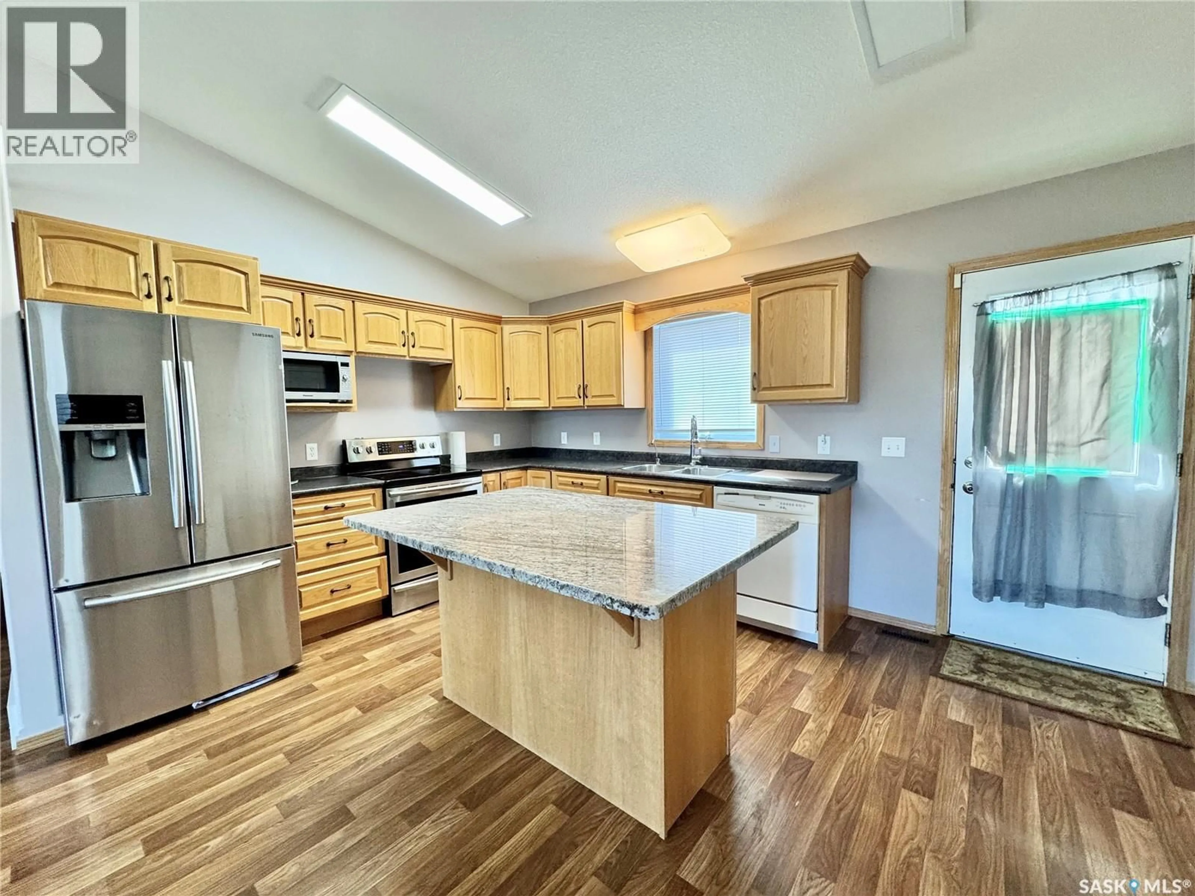 Open concept kitchen, unknown for 435 SOUTHWOOD DRIVE, Prince Albert Saskatchewan S6V8E5