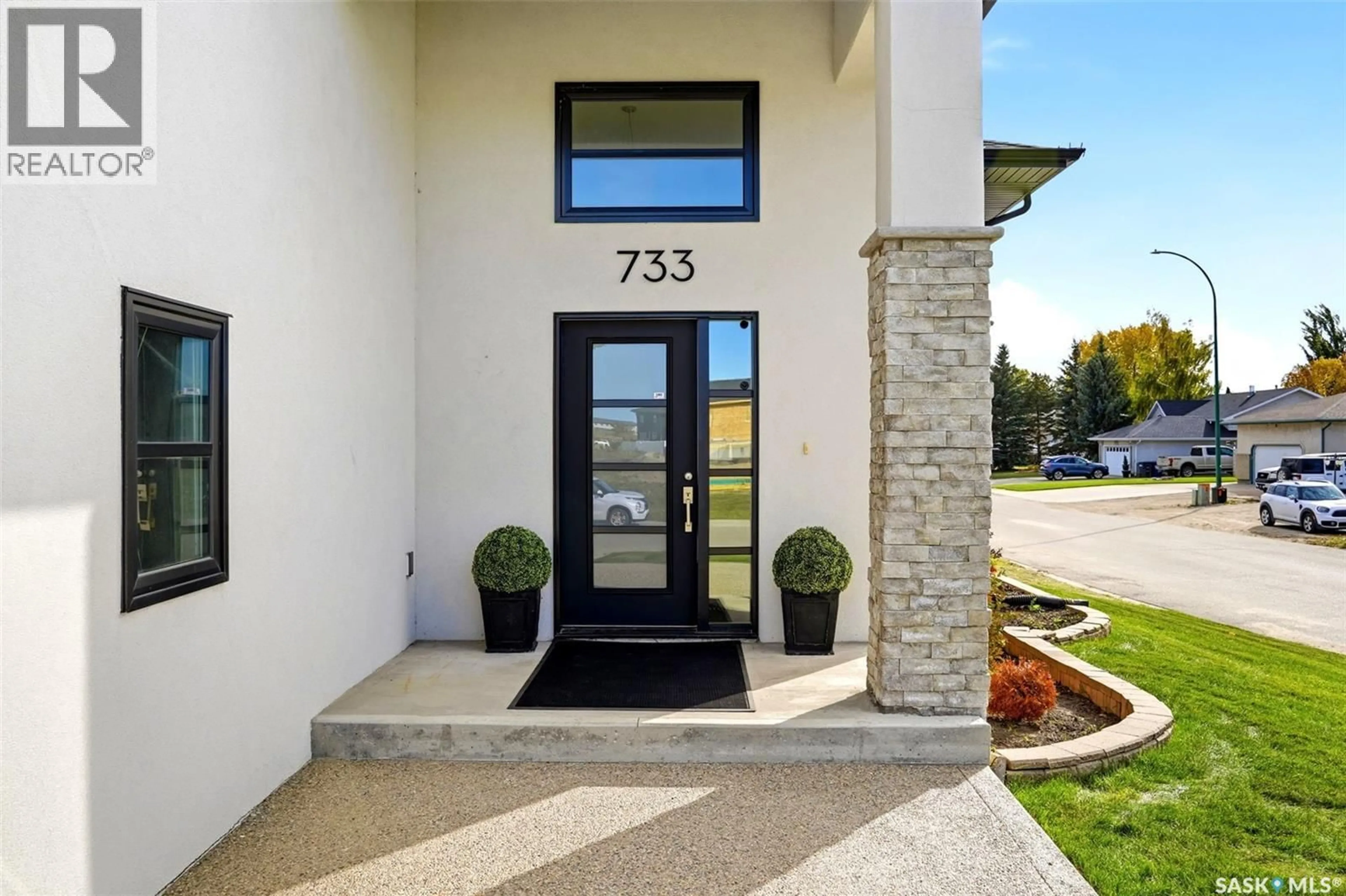 Indoor entryway for 733 3RD AVENUE, Pilot Butte Saskatchewan S0G3Z0