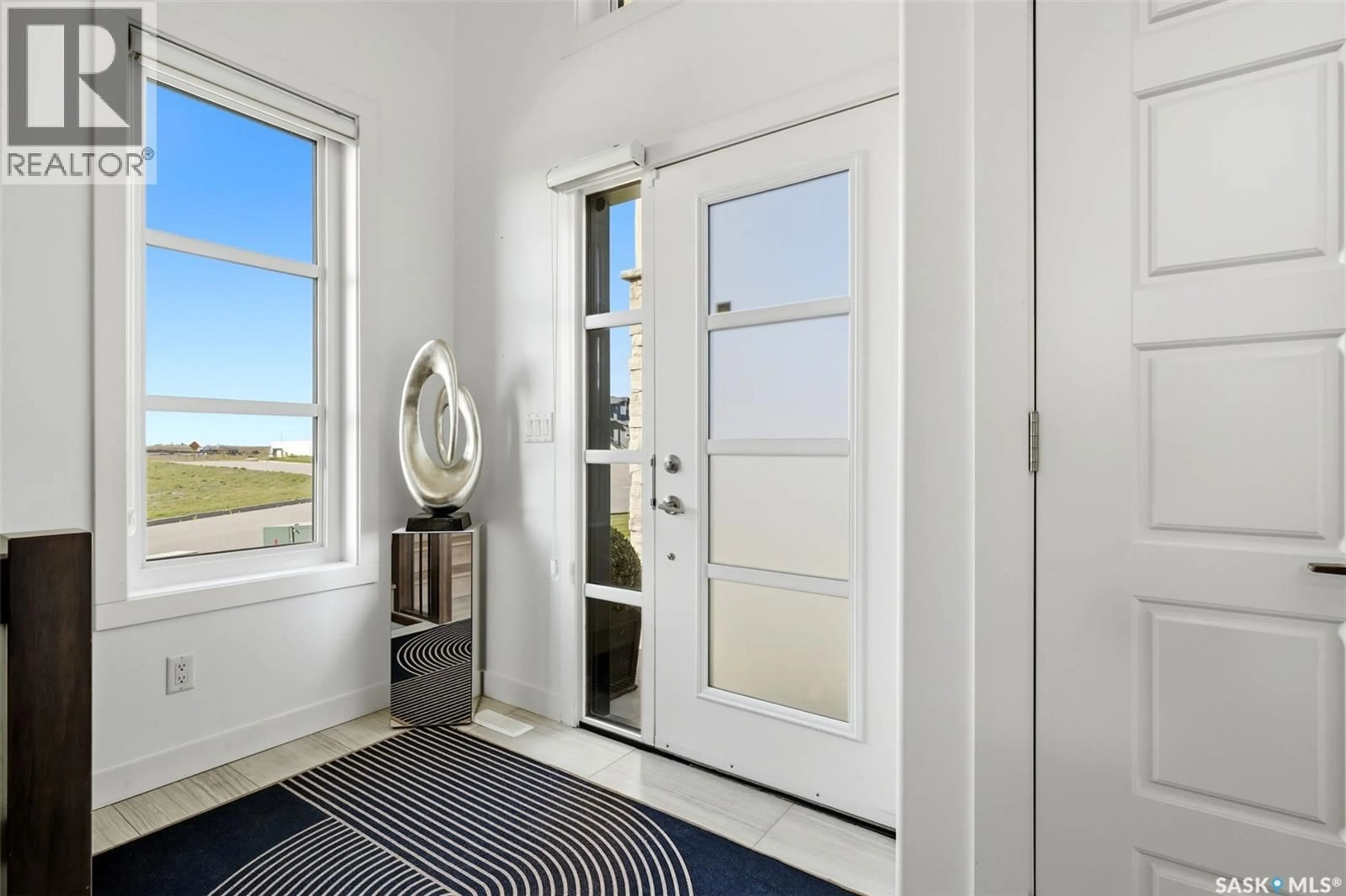 Indoor entryway for 733 3RD AVENUE, Pilot Butte Saskatchewan S0G3Z0