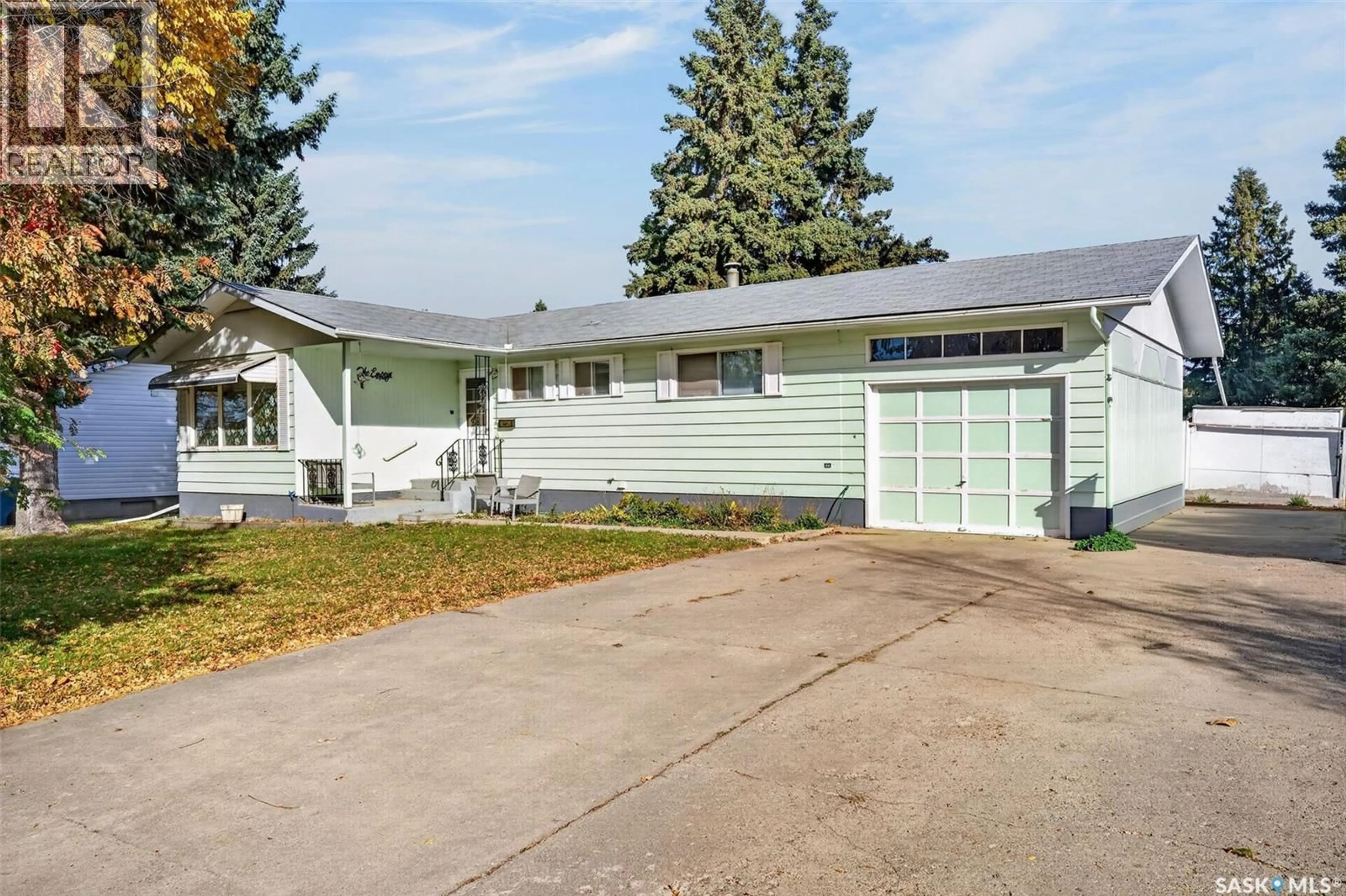 Home with vinyl exterior material, street for 114 SCOTIA DRIVE, Melfort Saskatchewan S0E1A0