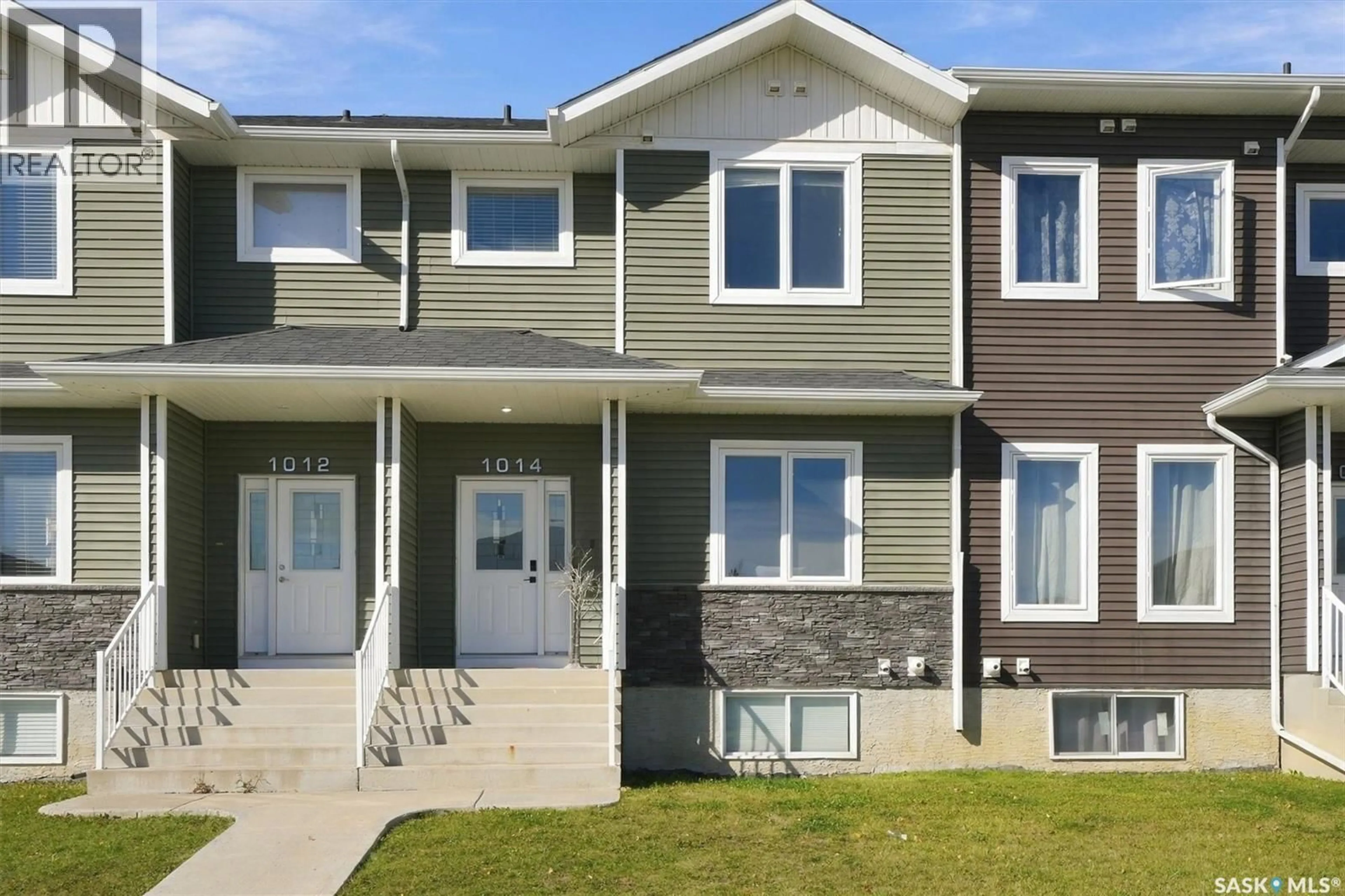 Home with vinyl exterior material, street for 1014 EVERGREEN BOULEVARD, Saskatoon Saskatchewan S7W0V9