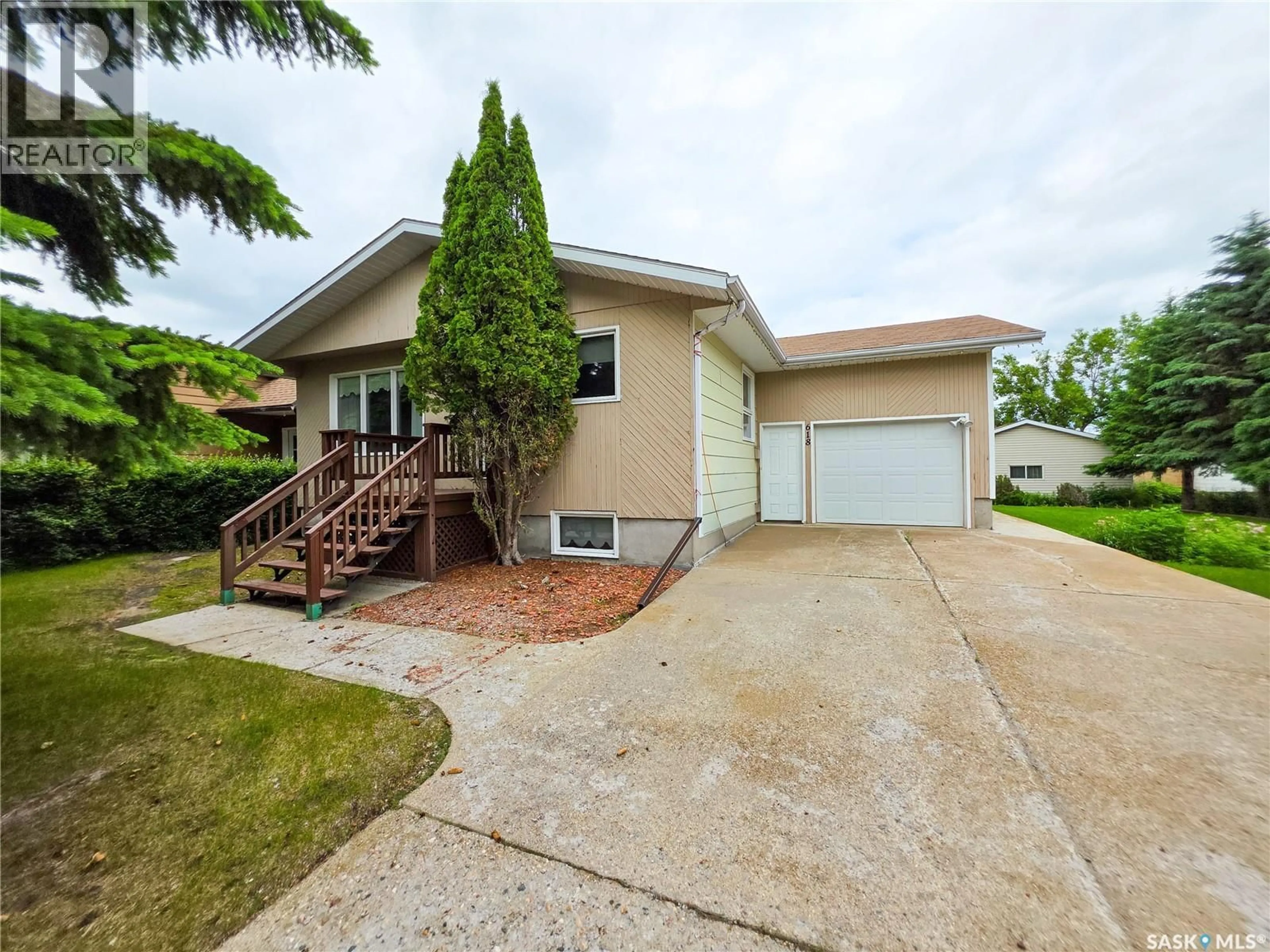 Home with vinyl exterior material, street for 618 4TH AVE, Melville Saskatchewan S0A2P0