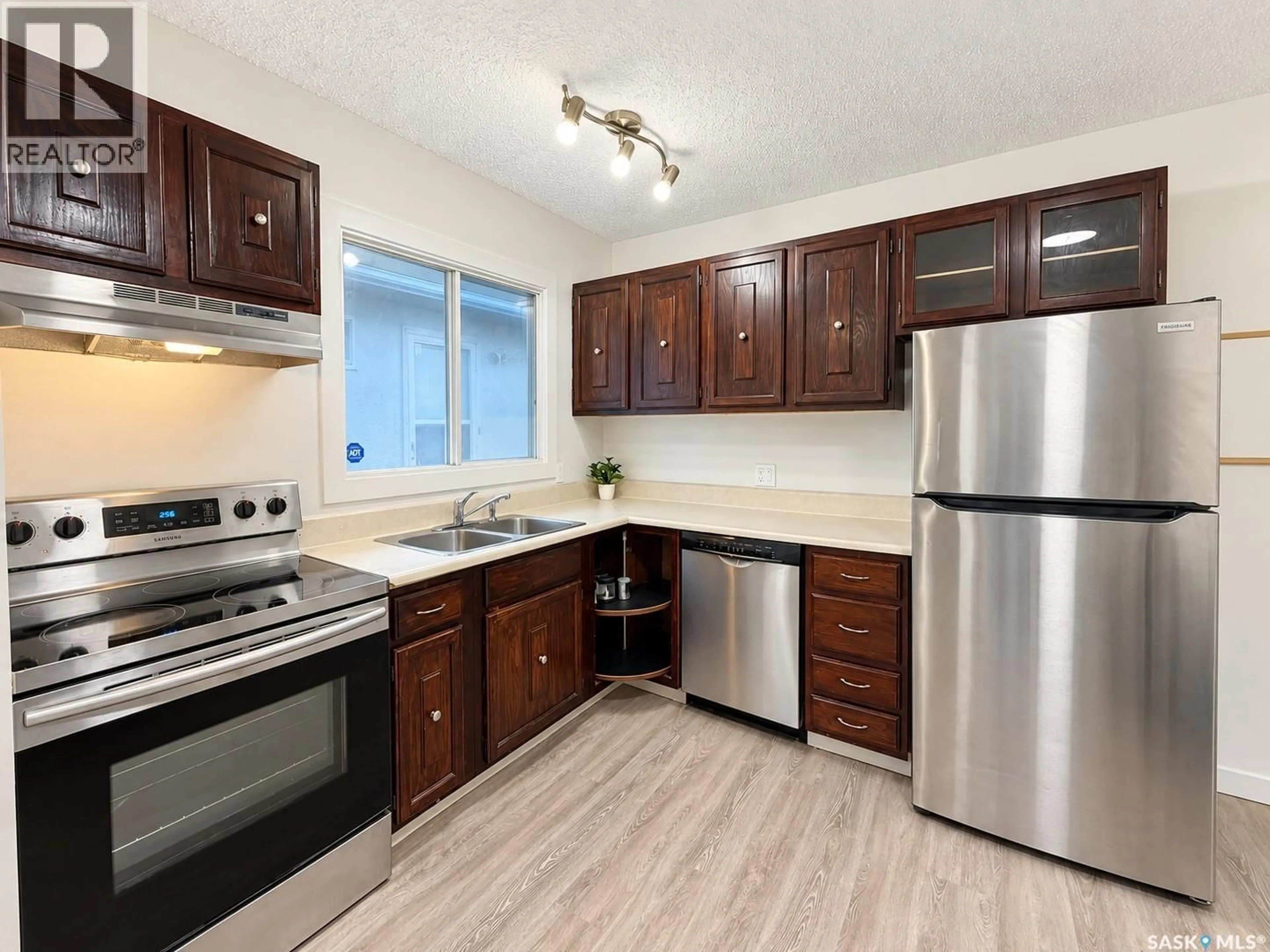 Standard kitchen, wood/laminate floor for 1535 LAURA AVENUE, Saskatoon Saskatchewan S7N2R8