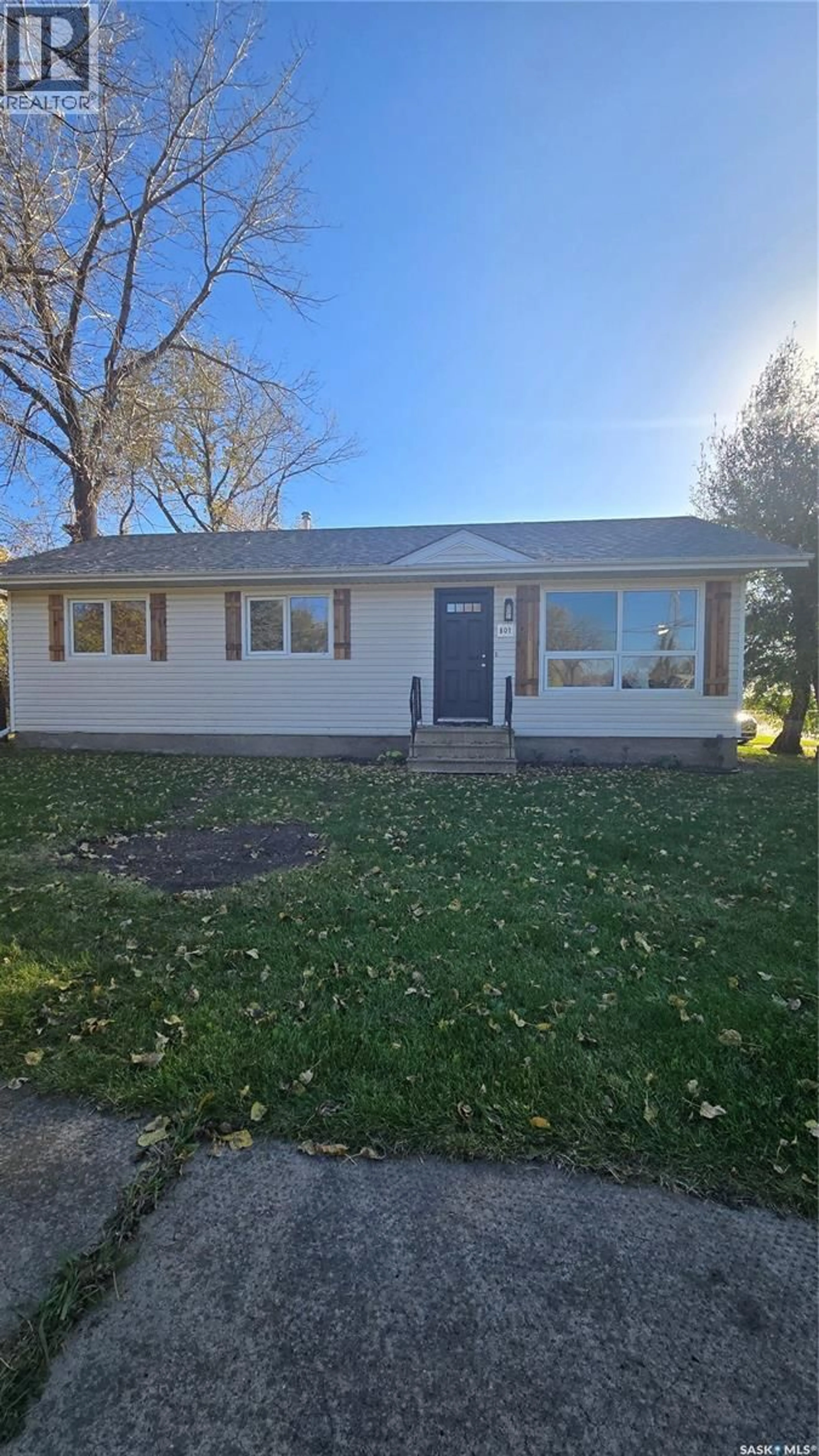Home with vinyl exterior material, street for 801 PROSPECT AVENUE, Oxbow Saskatchewan S0C2B0
