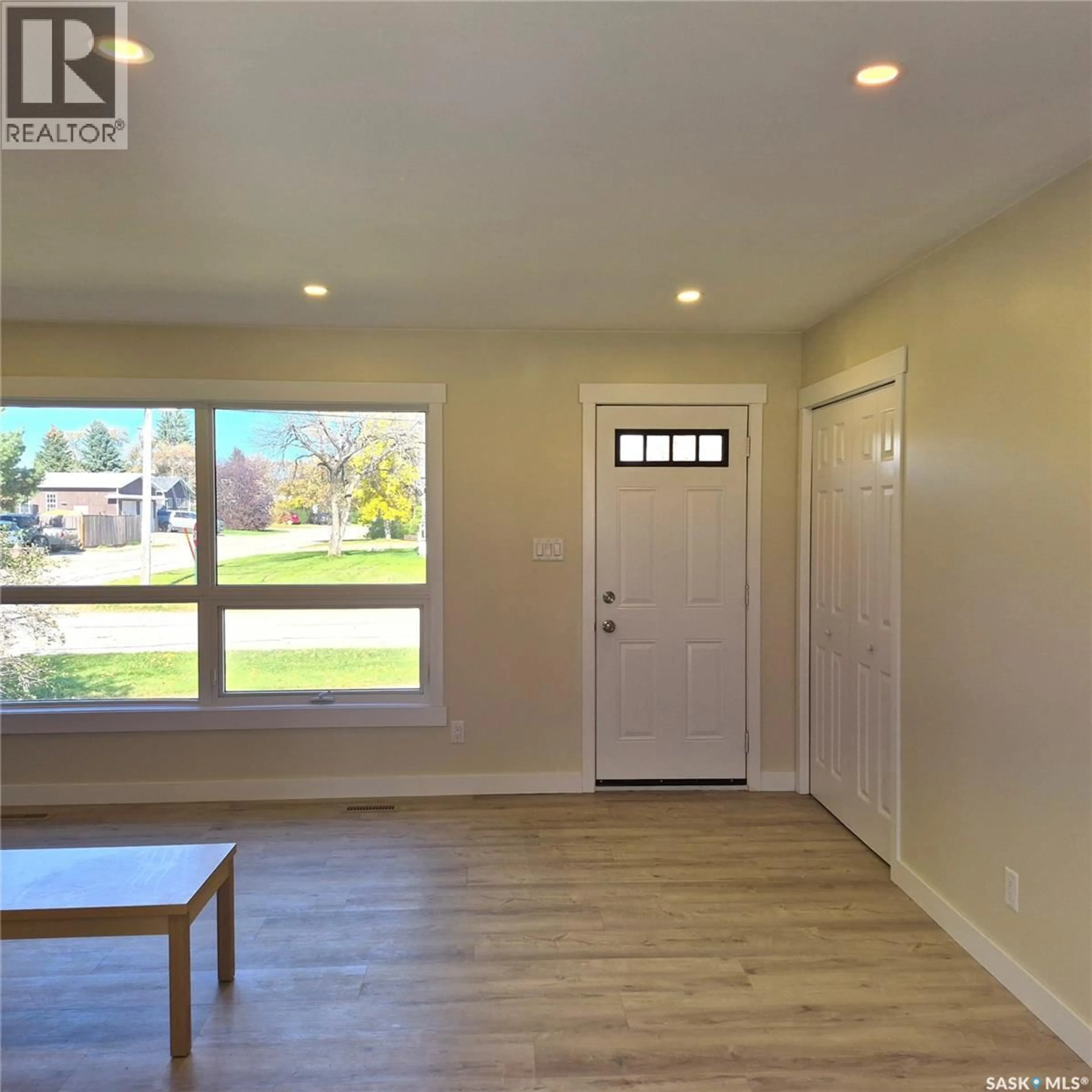Indoor entryway for 801 PROSPECT AVENUE, Oxbow Saskatchewan S0C2B0