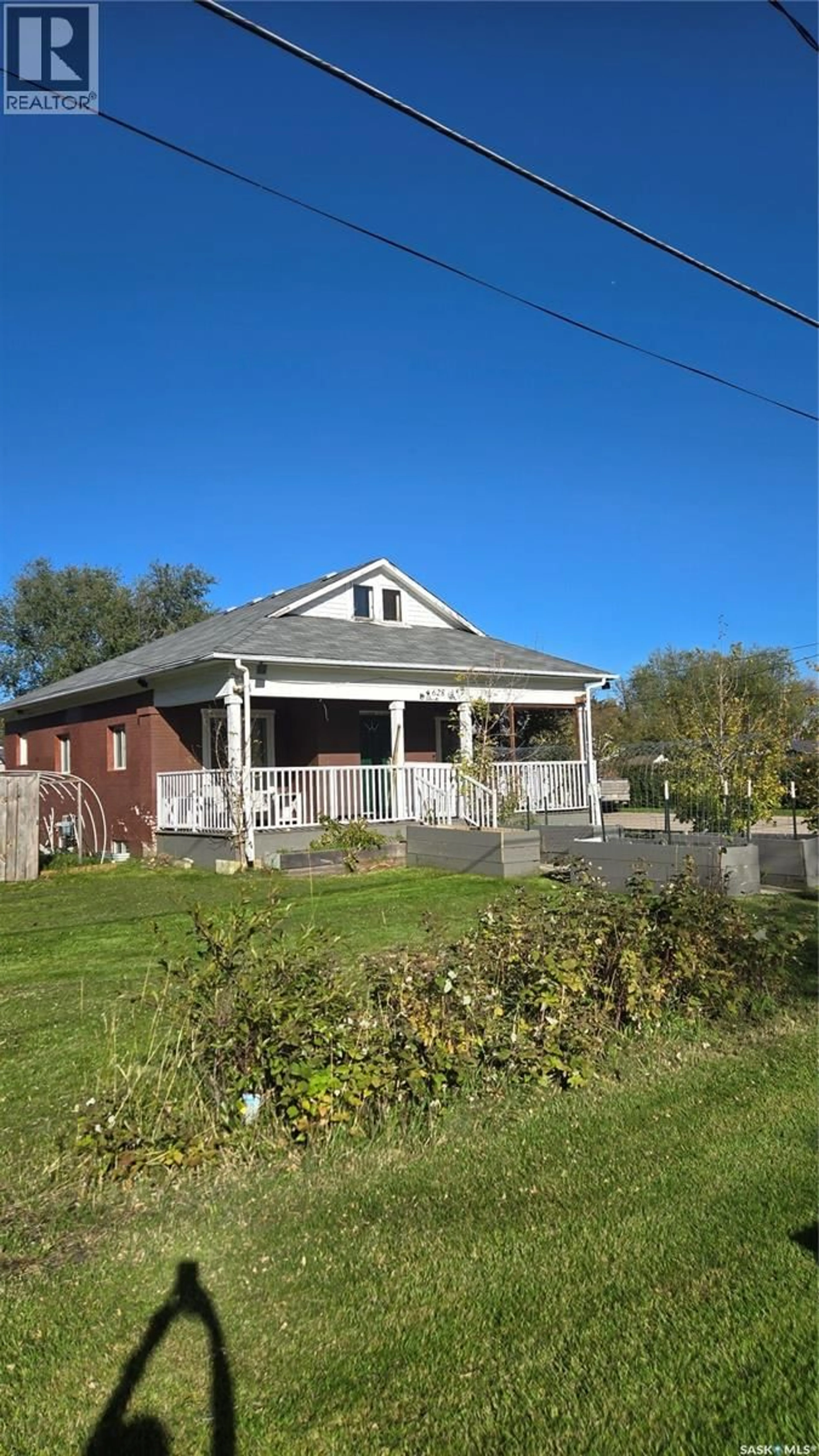 A pic from outside/outdoor area/front of a property/back of a property/a pic from drone, building for 628 WALSH AVENUE, Oxbow Saskatchewan S0C2B0