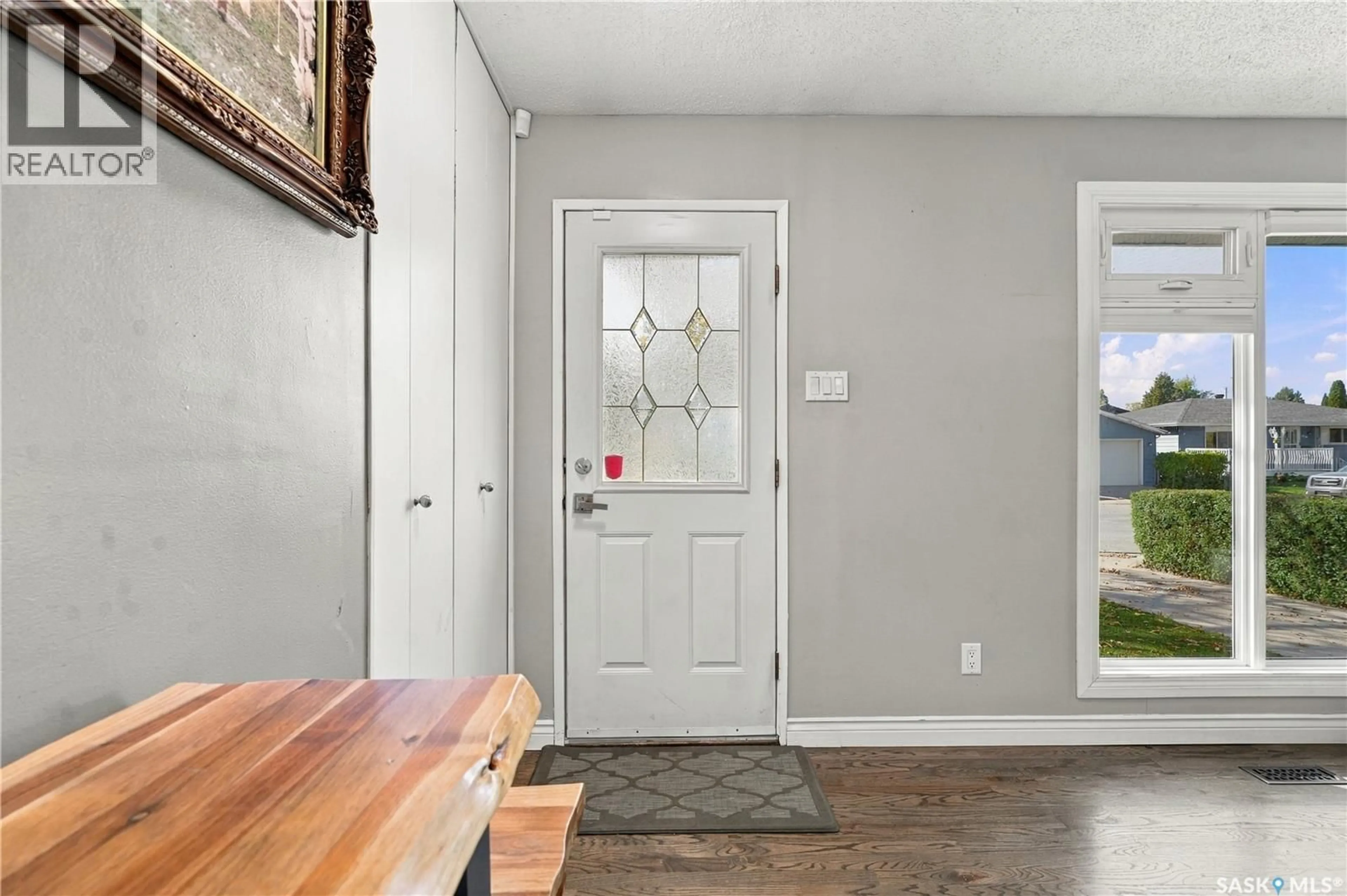 Indoor entryway for 158 SMALLWOOD CRESCENT, Saskatoon Saskatchewan S7L4Z6