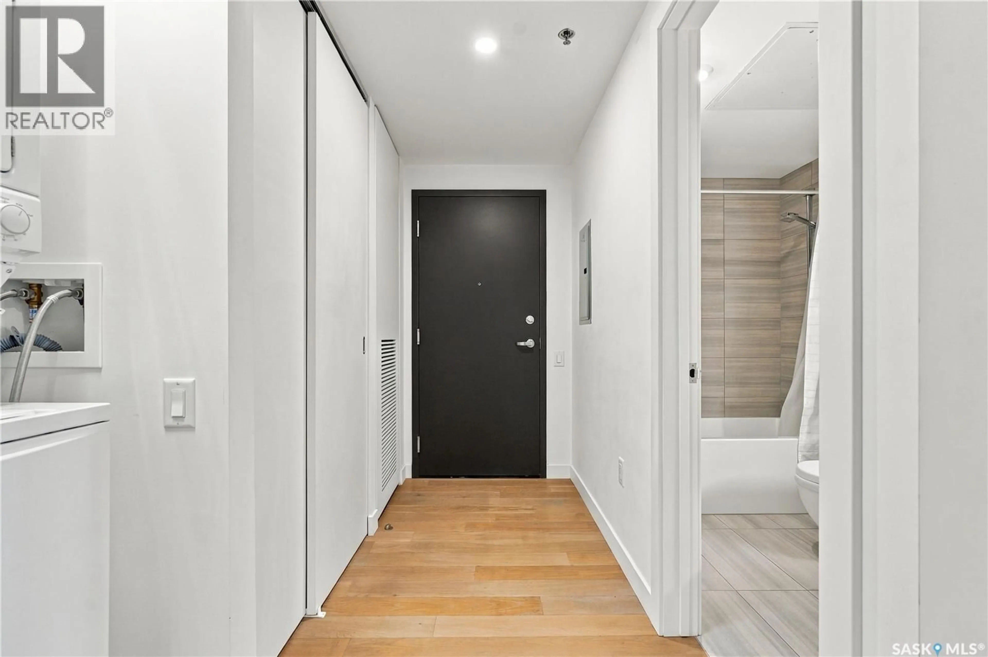 Indoor foyer for 490 - 1206 2ND AVENUE, Saskatoon Saskatchewan S7K4H5
