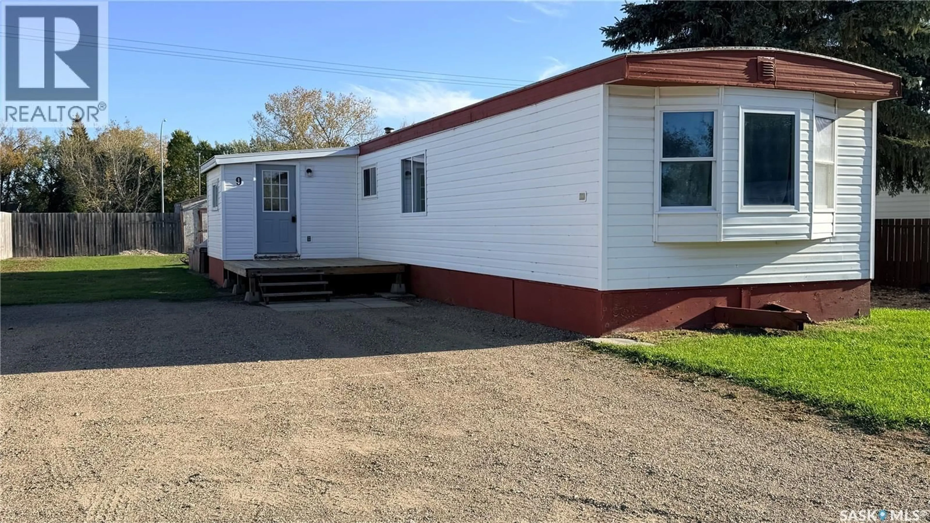 Home with vinyl exterior material, building for 9 ROYAL HEIGHTS, Estevan Saskatchewan S4A2T8