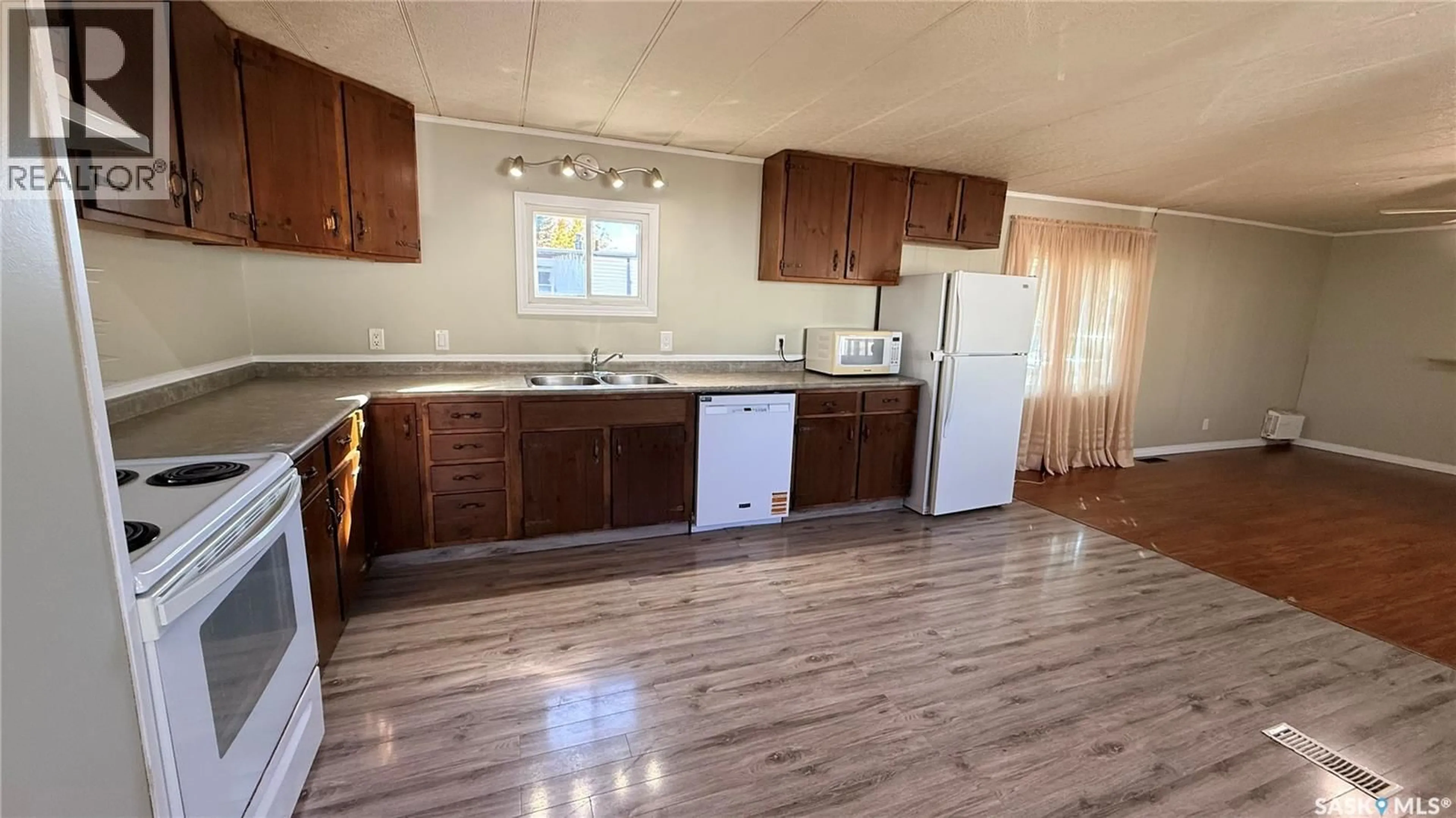 Standard kitchen, wood/laminate floor for 9 ROYAL HEIGHTS, Estevan Saskatchewan S4A2T8