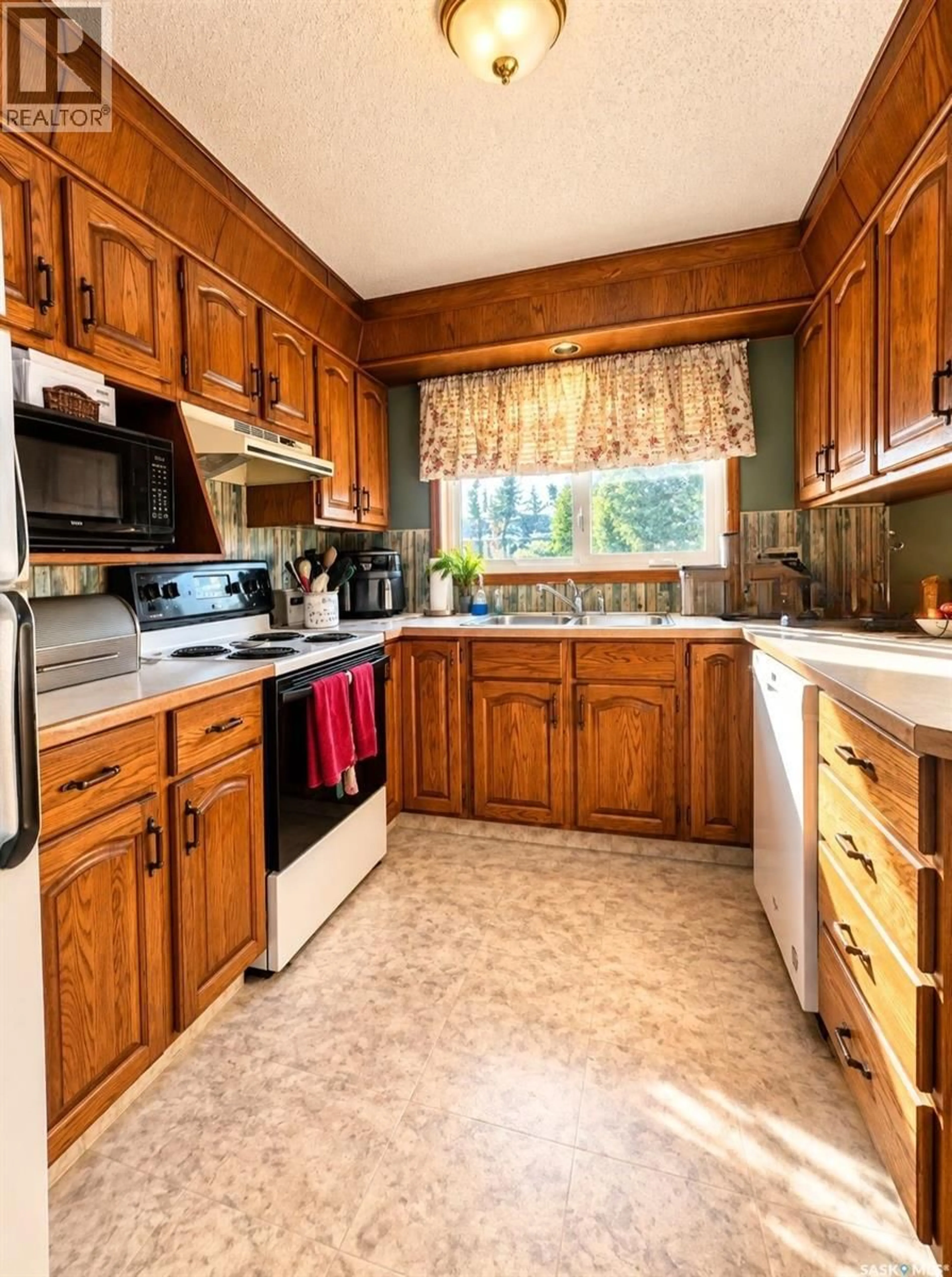 Standard kitchen, unknown for 302 COWIE CRESCENT, Swift Current Saskatchewan S9H4W7
