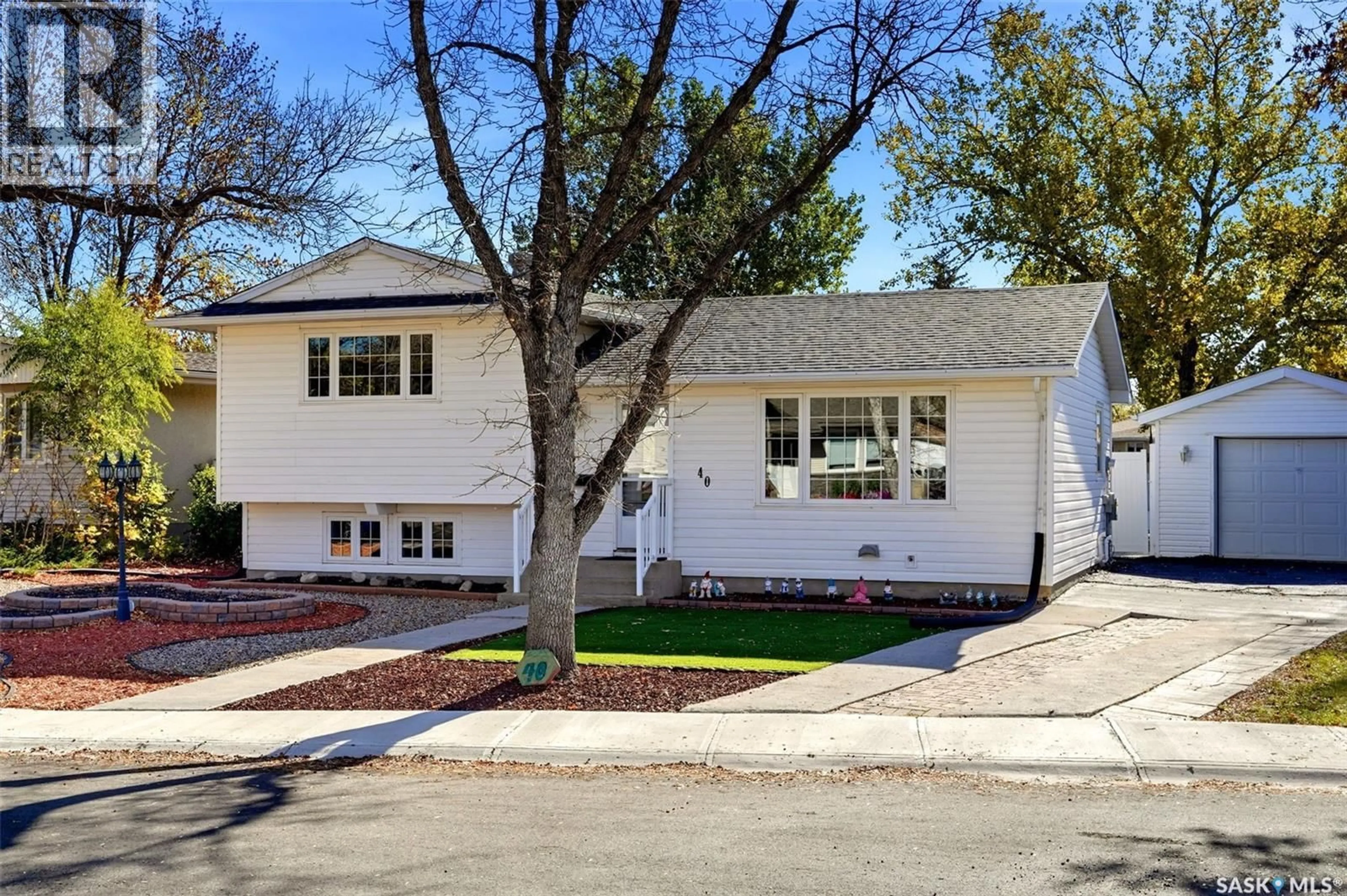 Home with vinyl exterior material, street for 40 PLEASANTVIEW BAY, Regina Saskatchewan S4R5H3