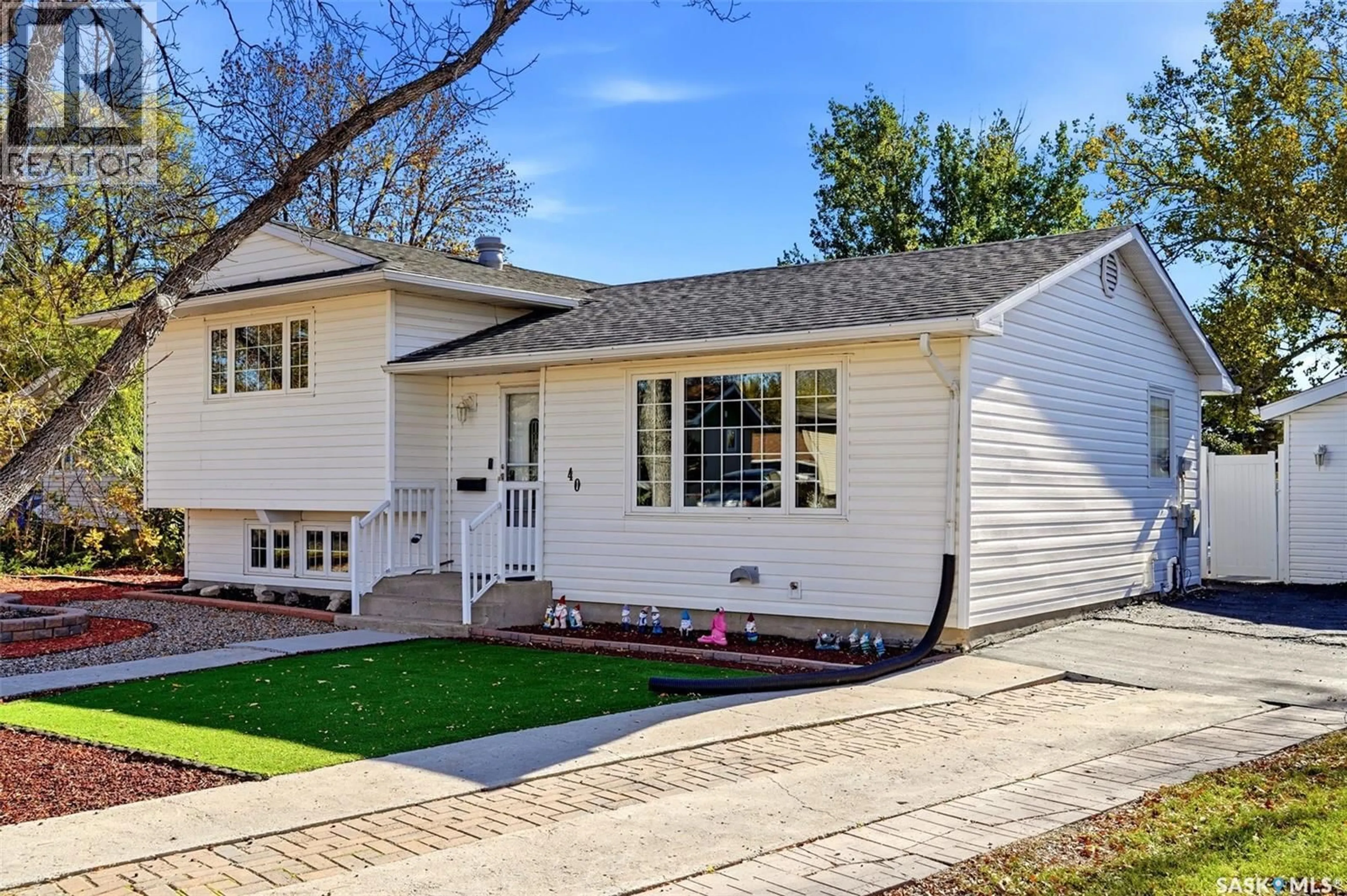 Home with vinyl exterior material, street for 40 PLEASANTVIEW BAY, Regina Saskatchewan S4R5H3
