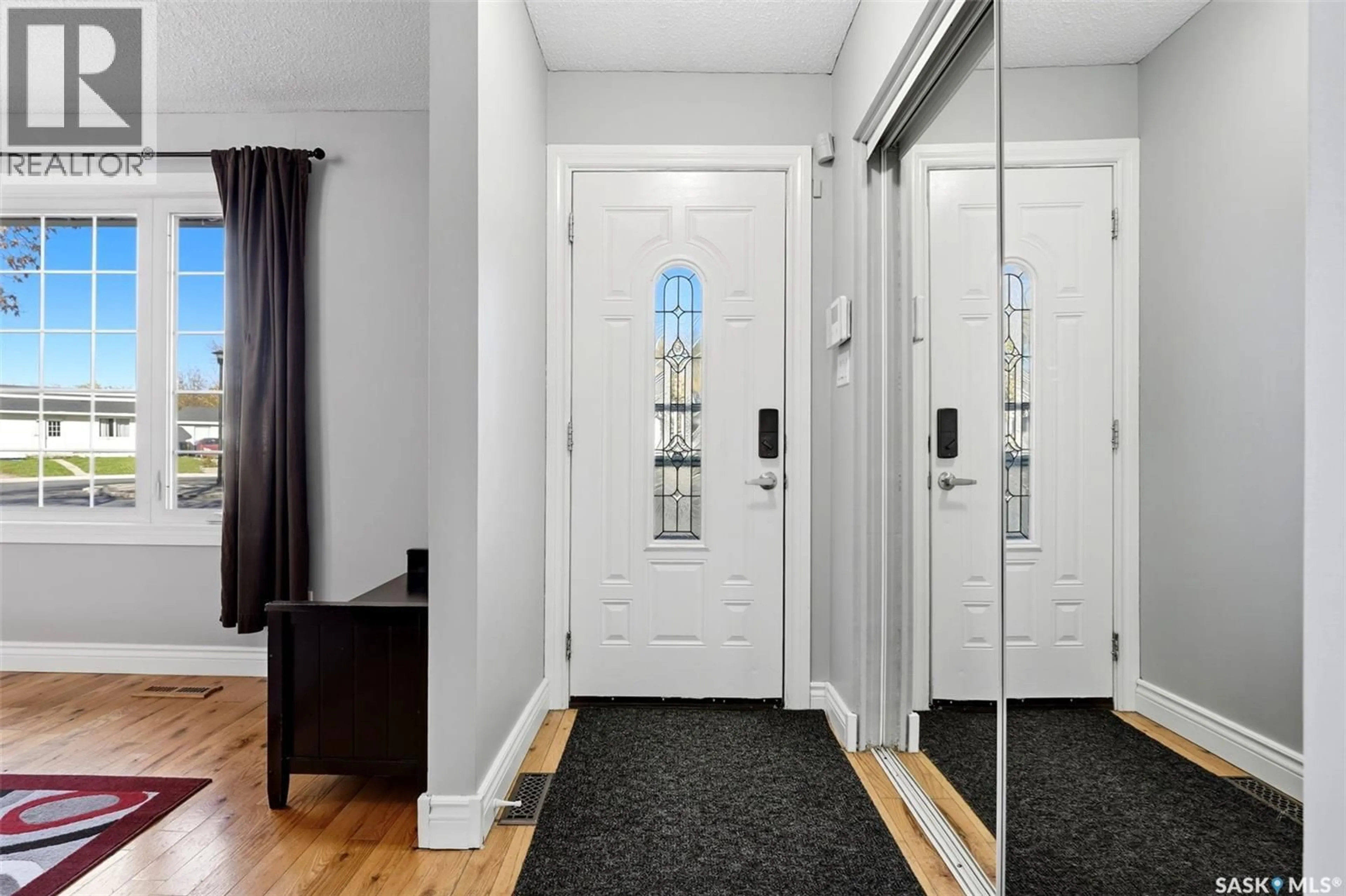 Indoor entryway for 40 PLEASANTVIEW BAY, Regina Saskatchewan S4R5H3
