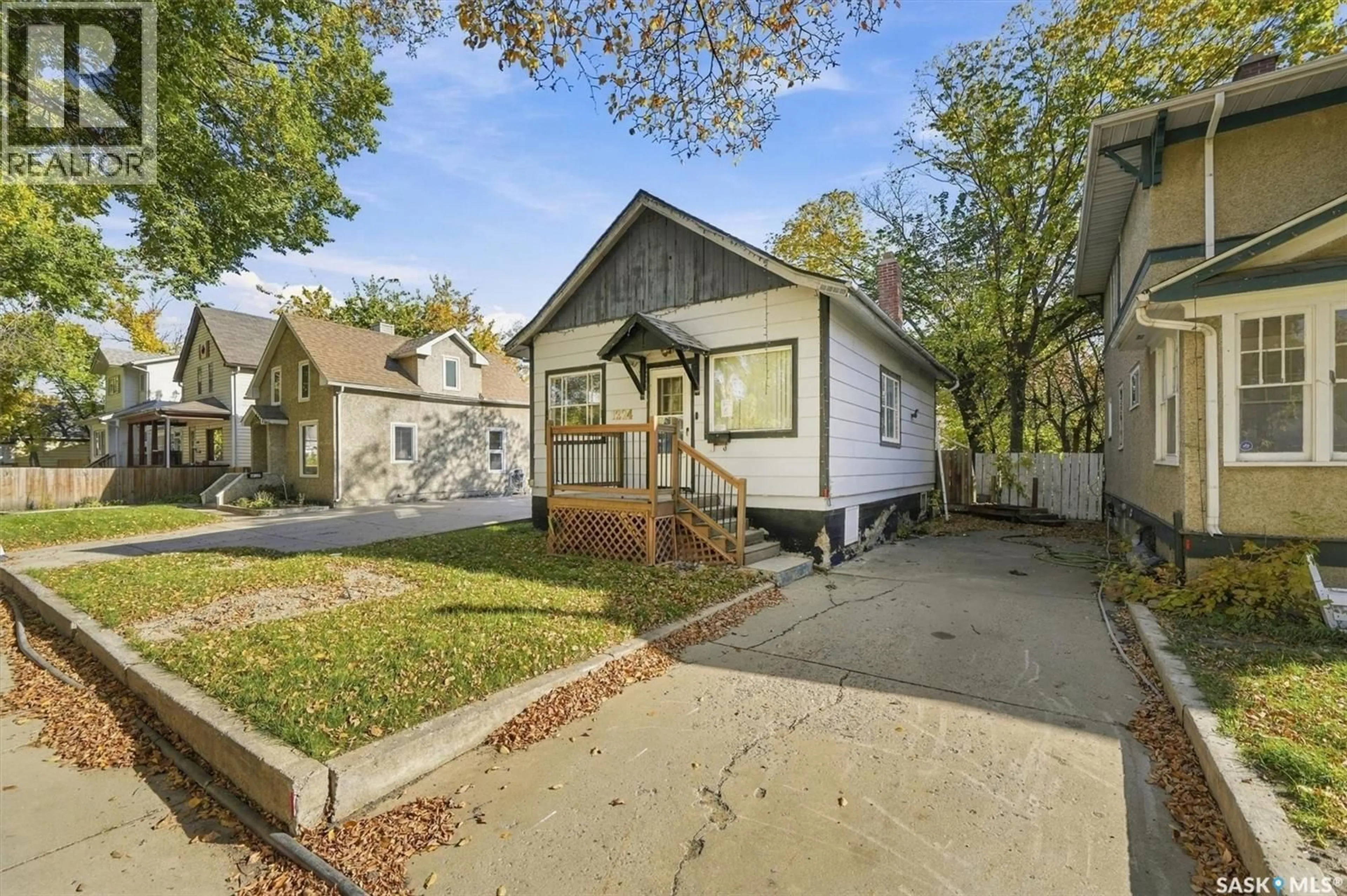 A pic from outside/outdoor area/front of a property/back of a property/a pic from drone, street for 1224 B AVENUE, Saskatoon Saskatchewan S7L1G3