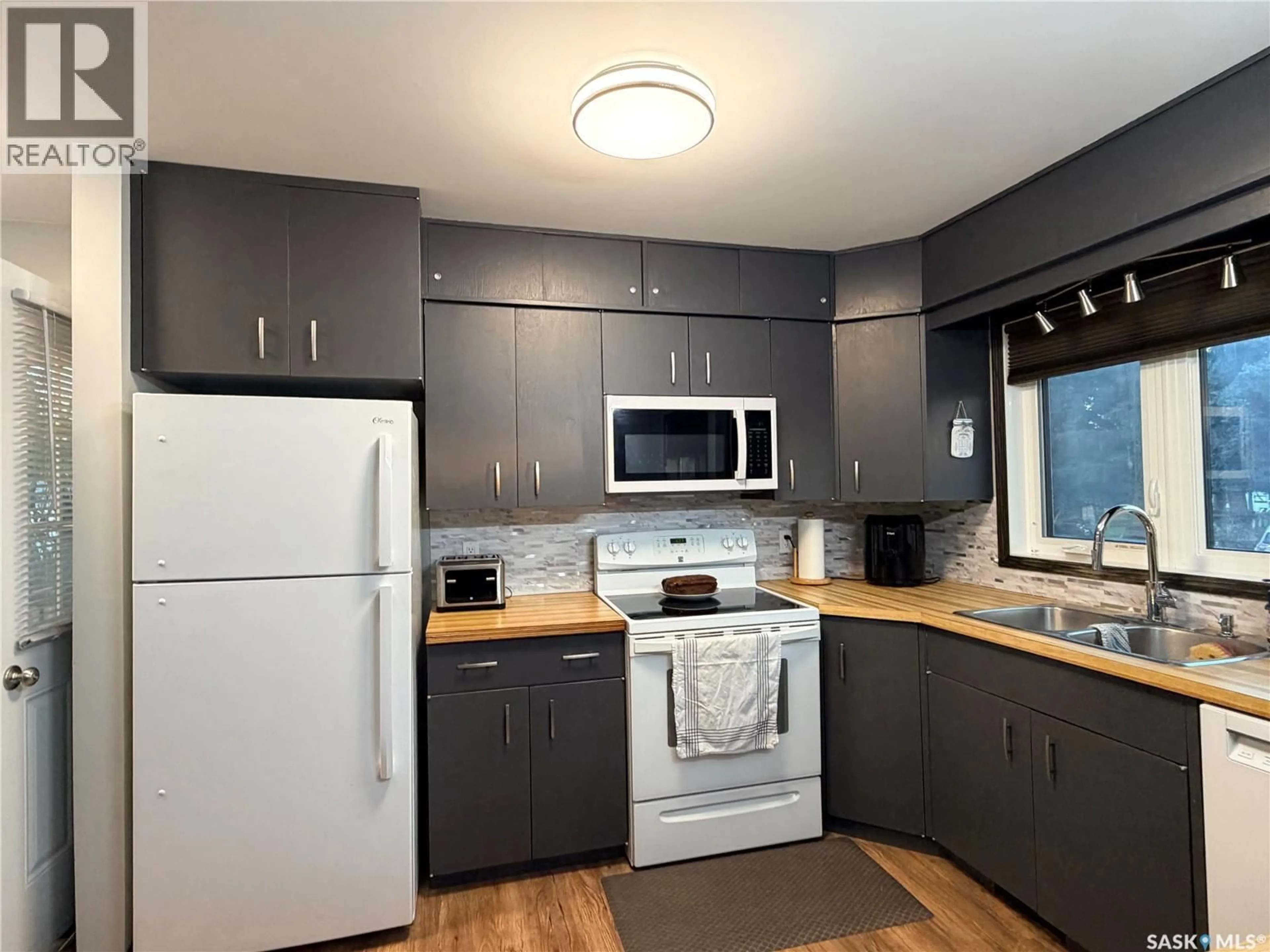 Standard kitchen, unknown for 333 CENTRE STREET, Coronach Saskatchewan S0H0Z0