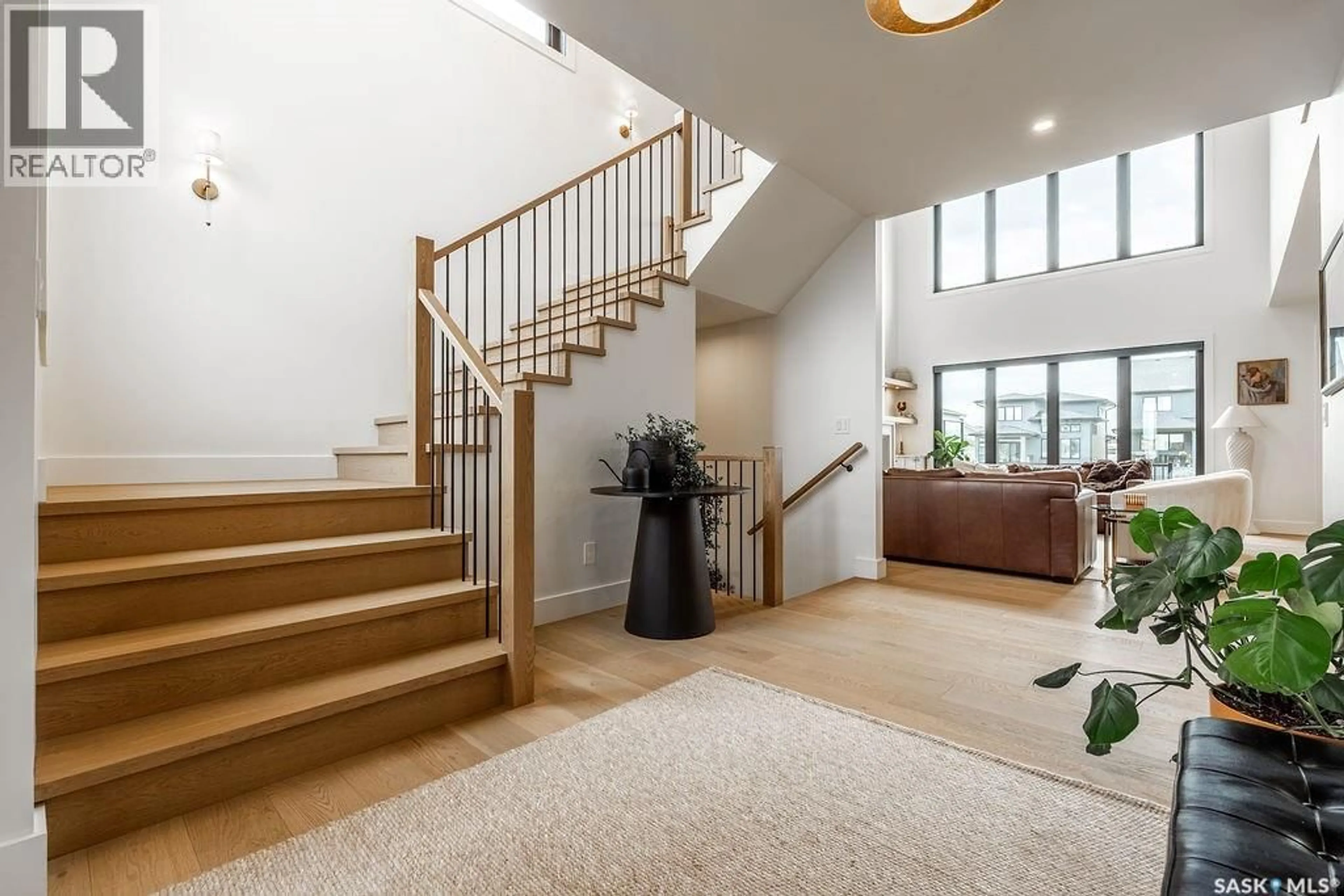 Indoor foyer for 656 PEPPER BEND, Saskatoon Saskatchewan S7V1T3