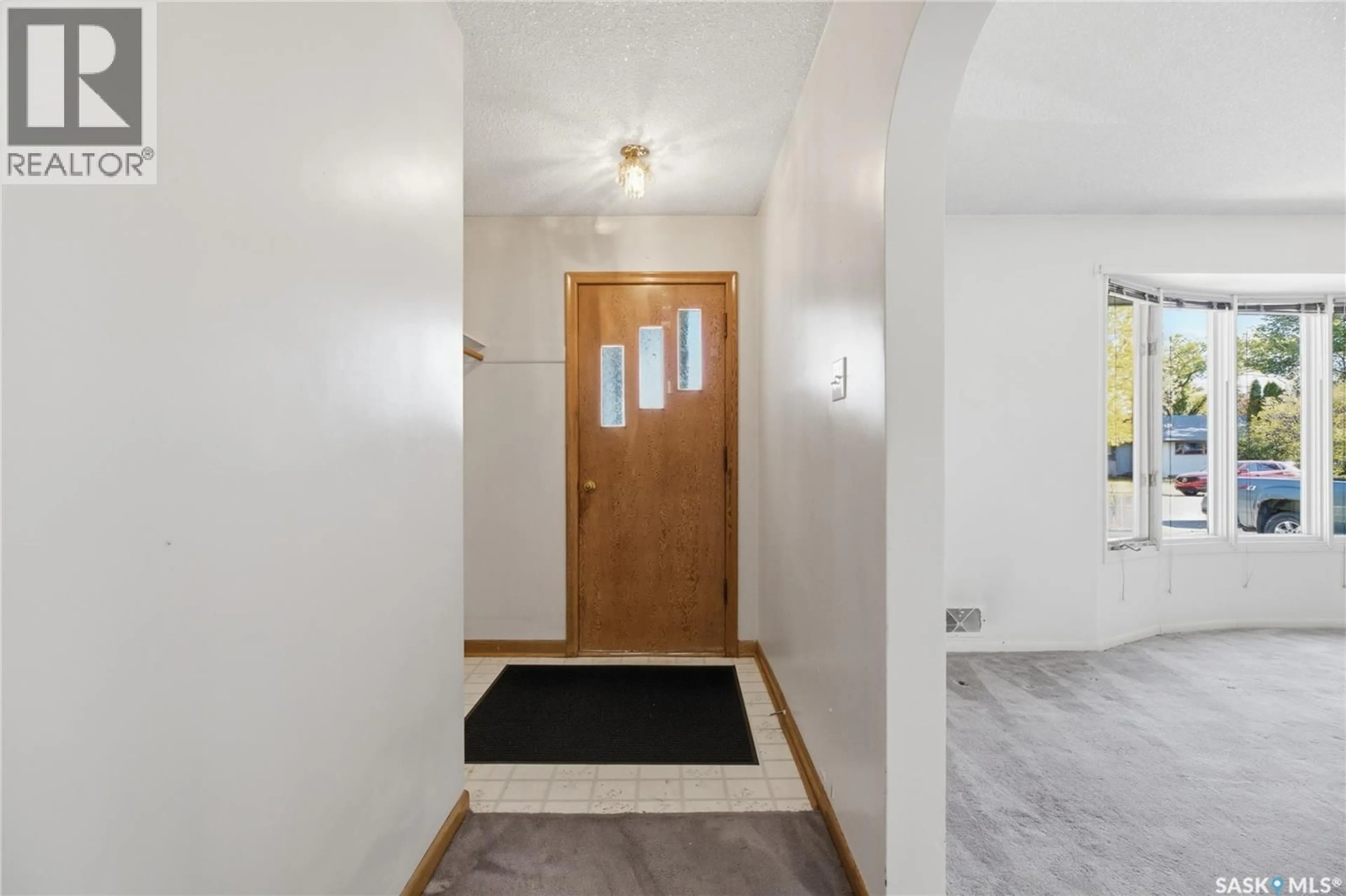 Indoor foyer for 2522 WILLIAM AVENUE, Saskatoon Saskatchewan S7J1B3