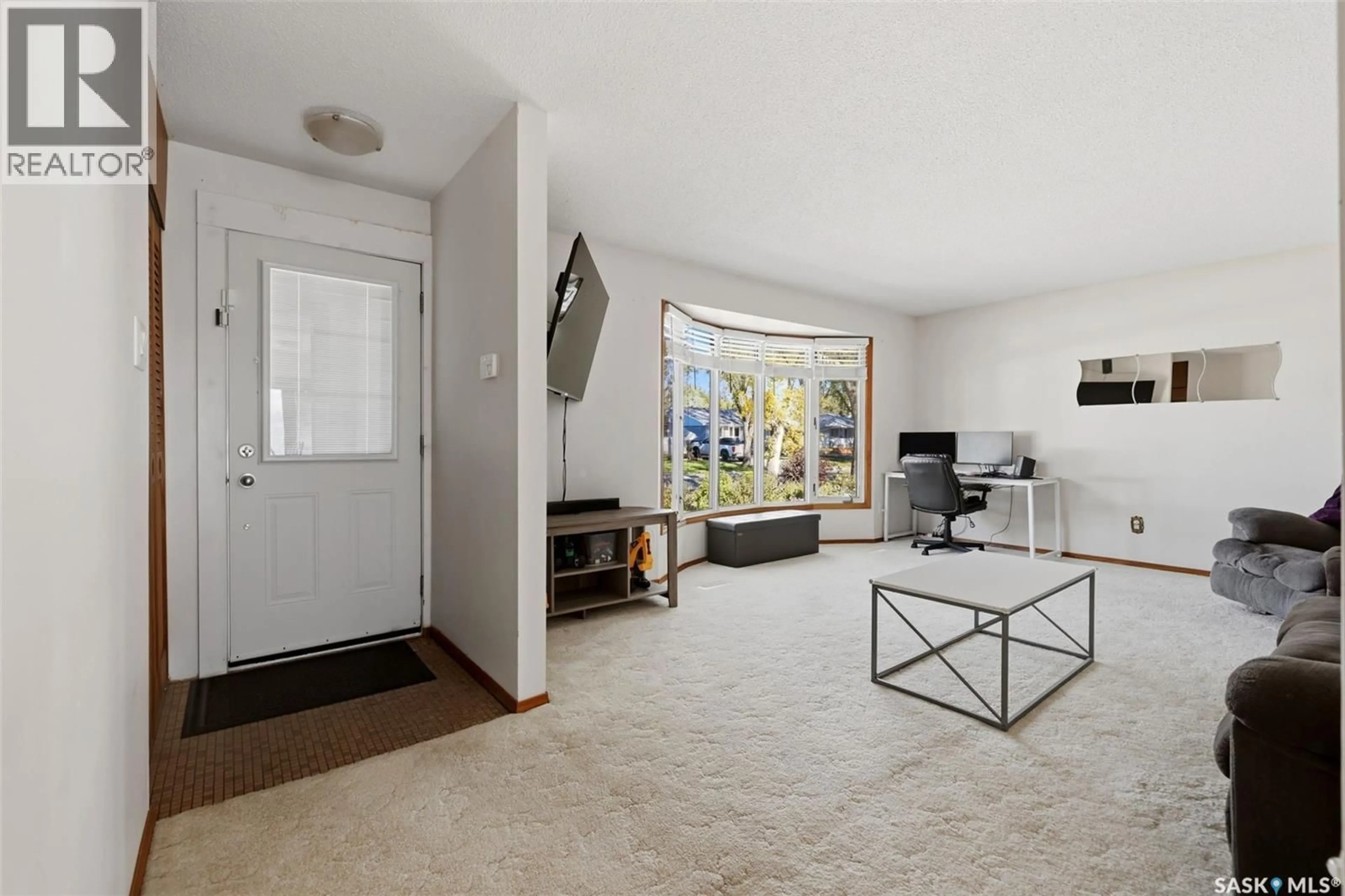 Indoor entryway for 111 ELMVIEW ROAD, Regina Saskatchewan S4R0B5